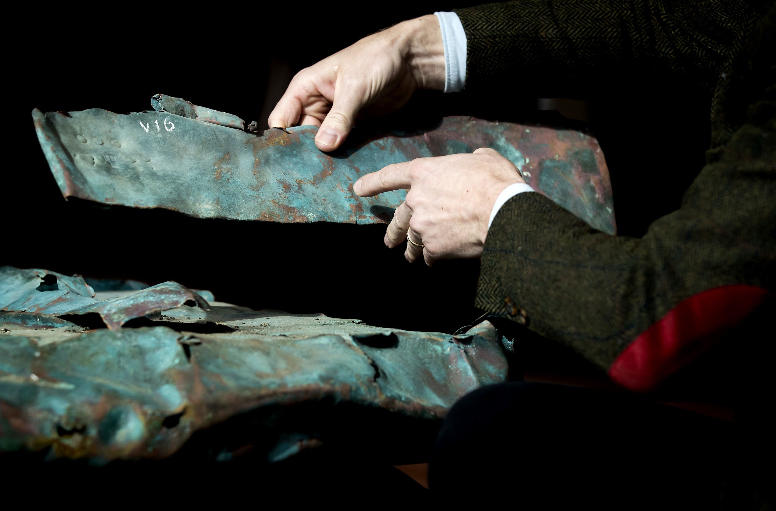 Koperplaten bij de presentatie van een archeologische vondst. Eeuwenoud koper en hout is afkomstig uit een scheepswrak uit 1536, dat werd ontdekt tijdens de berging van containers van de MSC Zoe.