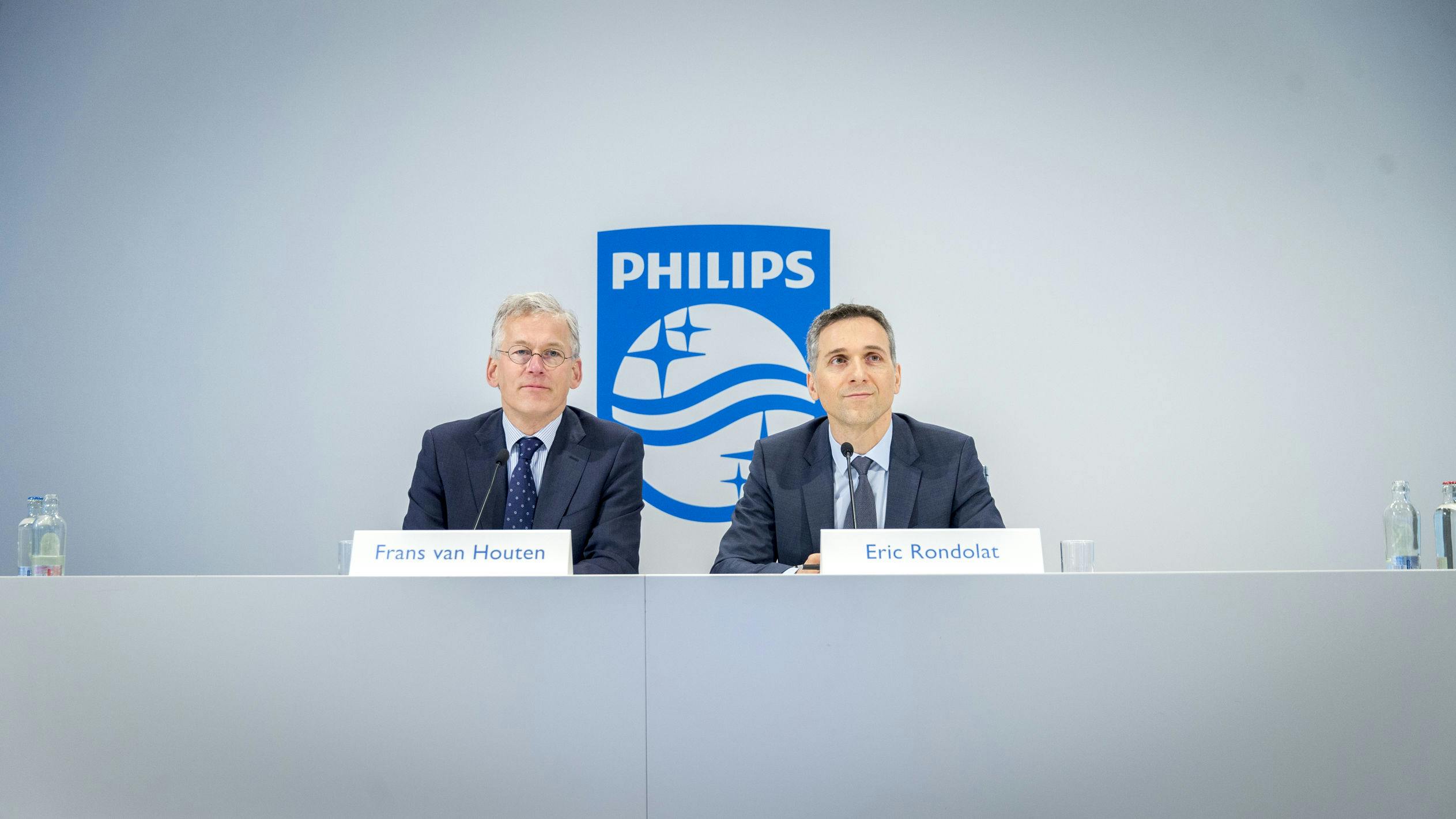 CEO Philips Lighting Eric Rondolat (R) en CEO Frans van Houten bij persconferentie van afdeling Philips Lighting die naar de beurs gaat. 