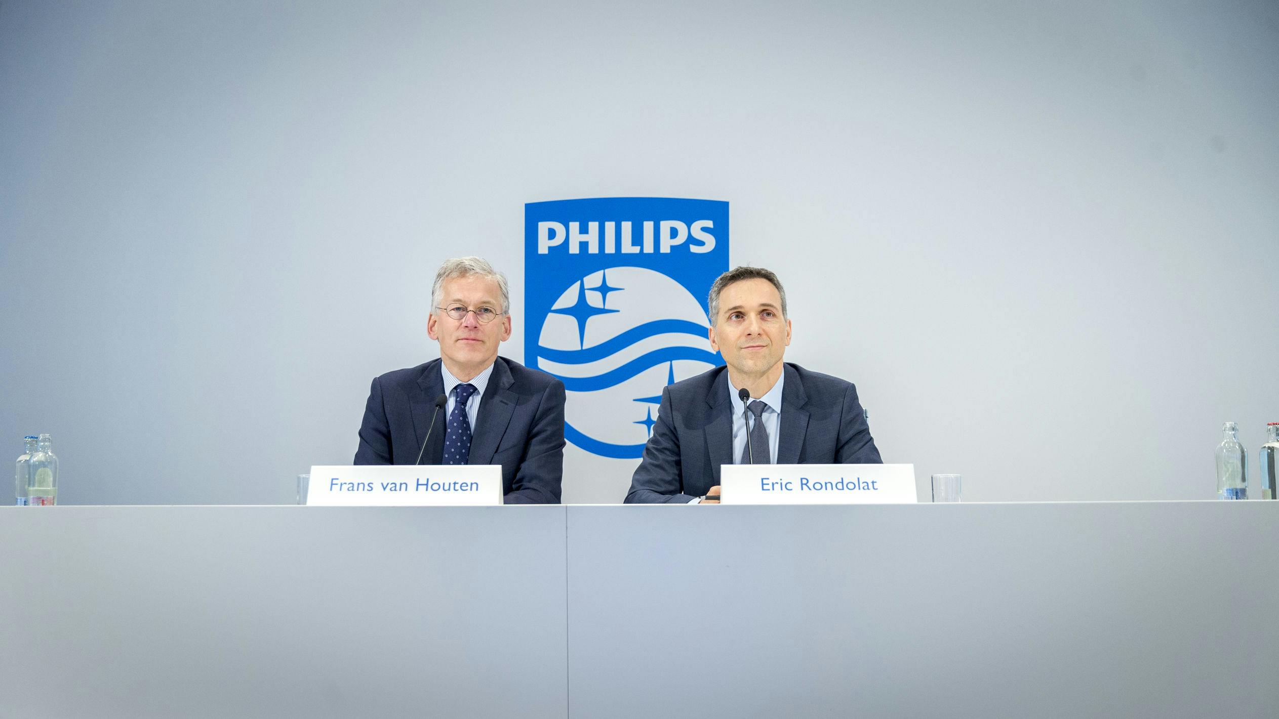 CEO Philips Lighting Eric Rondolat (R) en CEO Frans van Houten bij persconferentie van afdeling Philips Lighting die naar de beurs gaat.