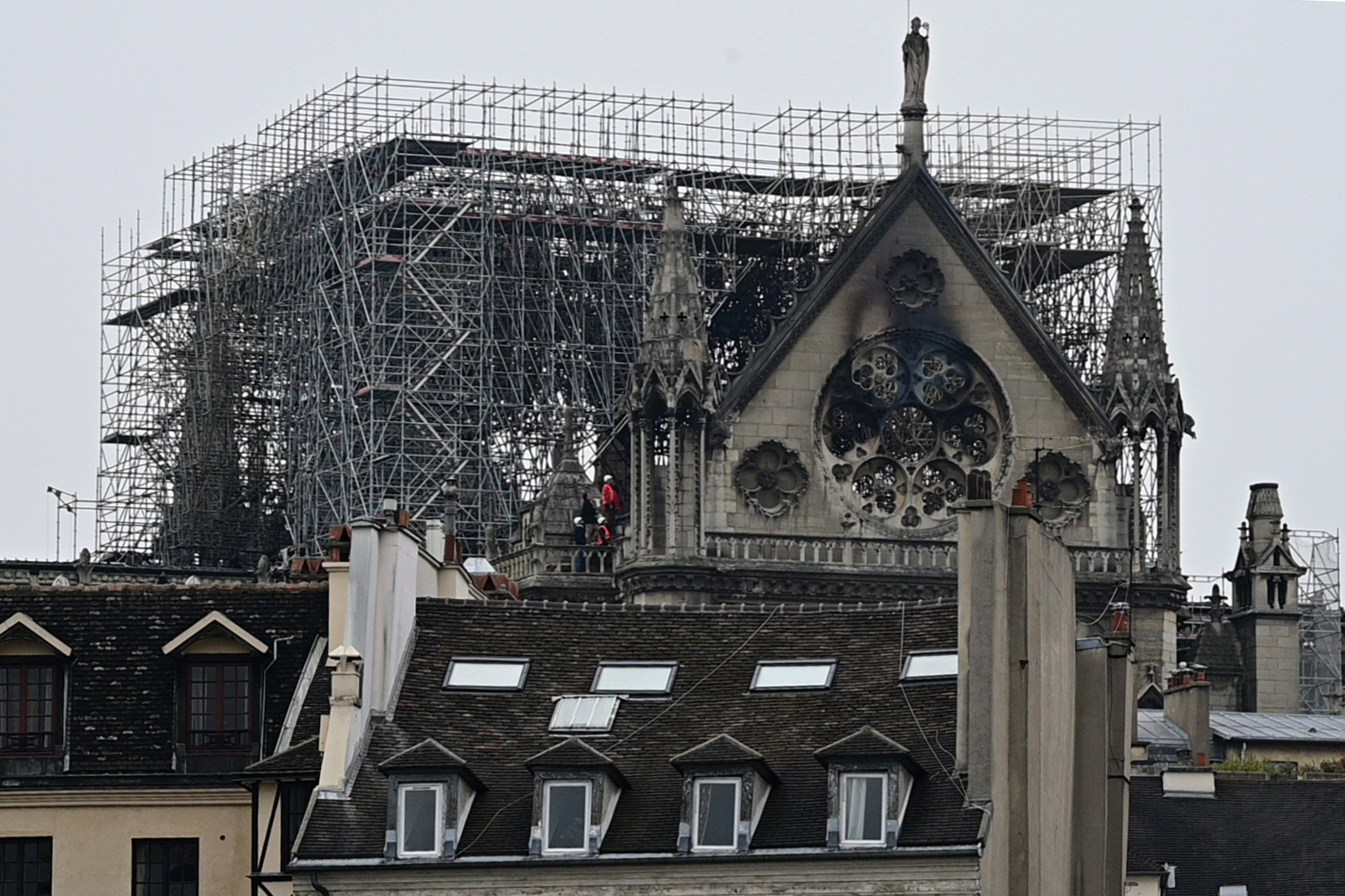 Donateurs buitelen over elkaar heen om te schenken voor wederopbouw Notre-Dame 