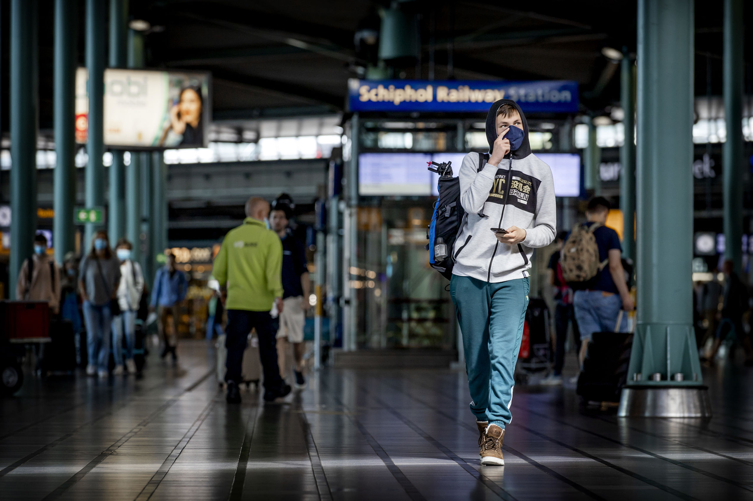 Reizigers op luchthaven Schiphol.