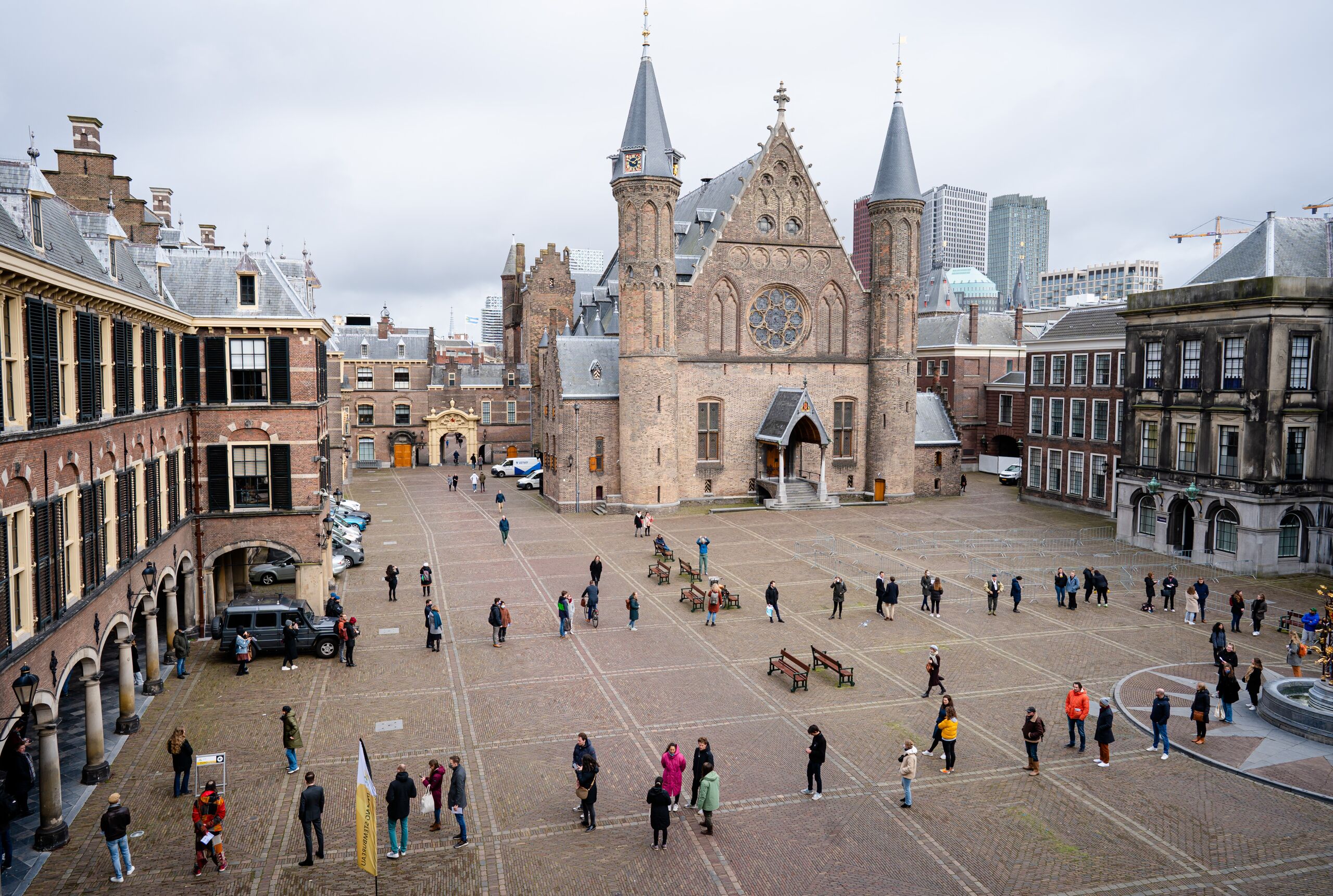 Stemmers in de rij op het Binnenhof