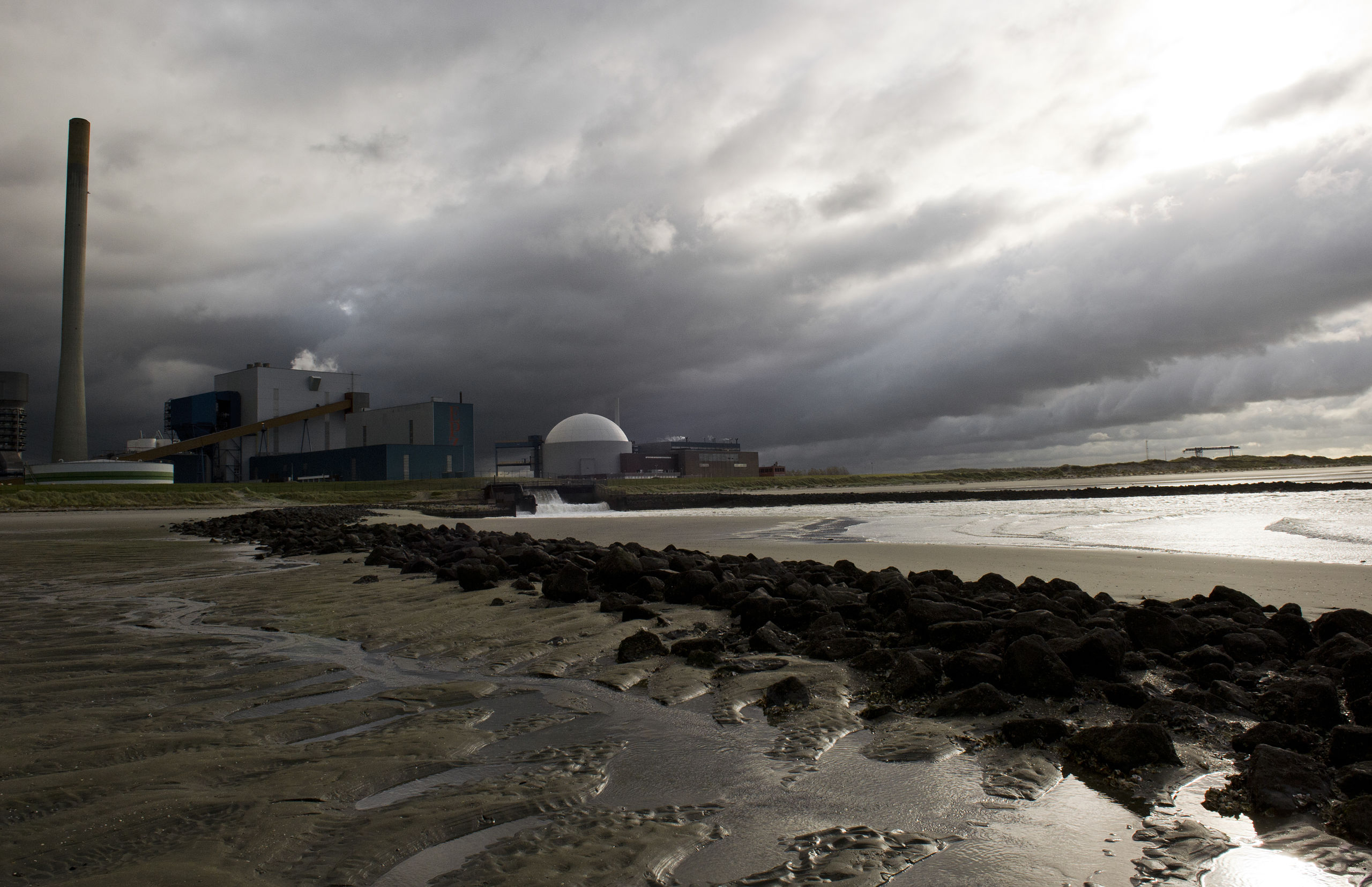 De kerncentrale van Borssele aan de Westerschelde. 