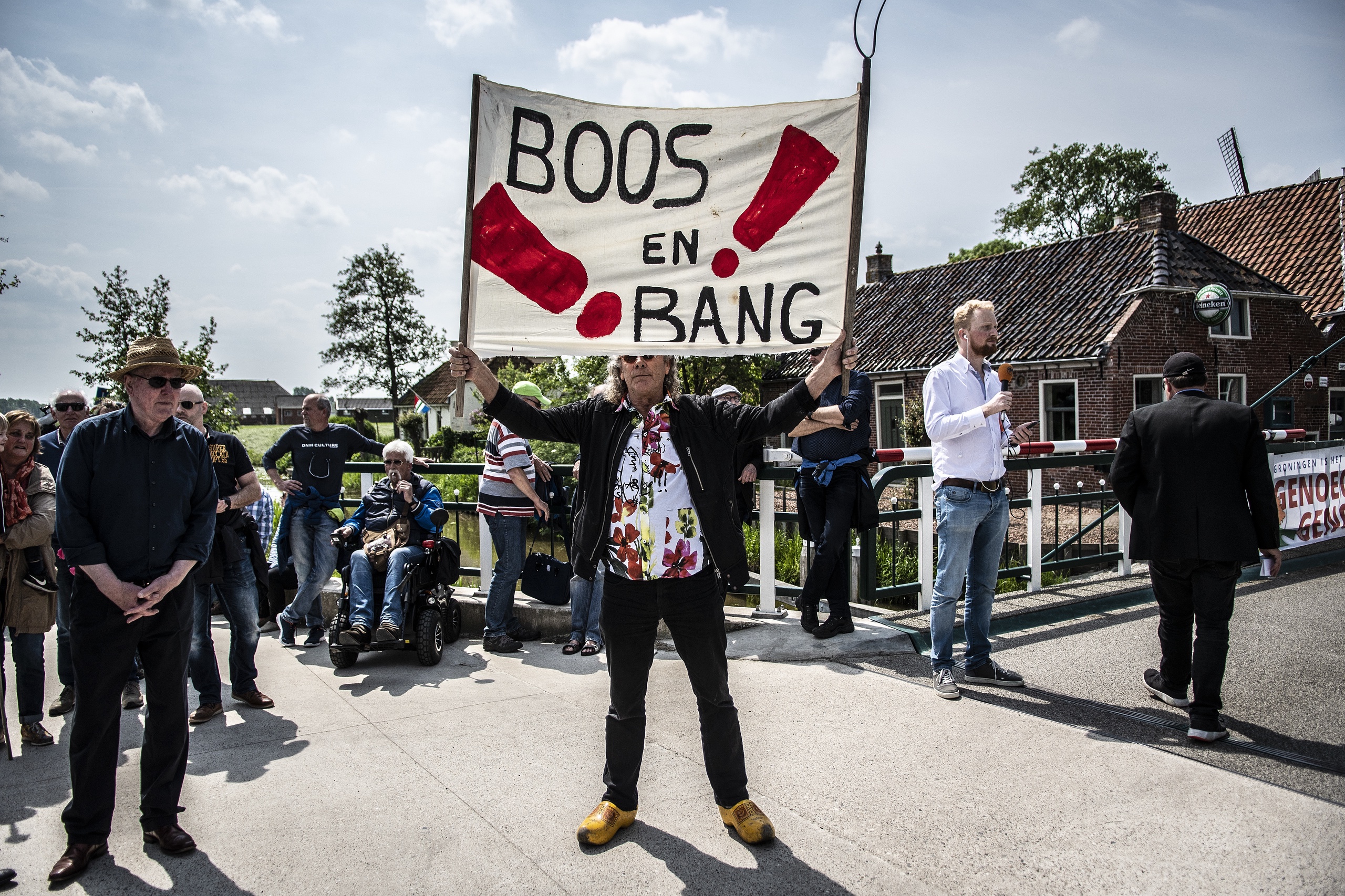 Minister Wiebes en minister Ollongren bezochten in 2019 Westerwijtwerd na de zware aardbeving in het dorp. Ze werden opgewacht door boze en verontruste bewoners.
