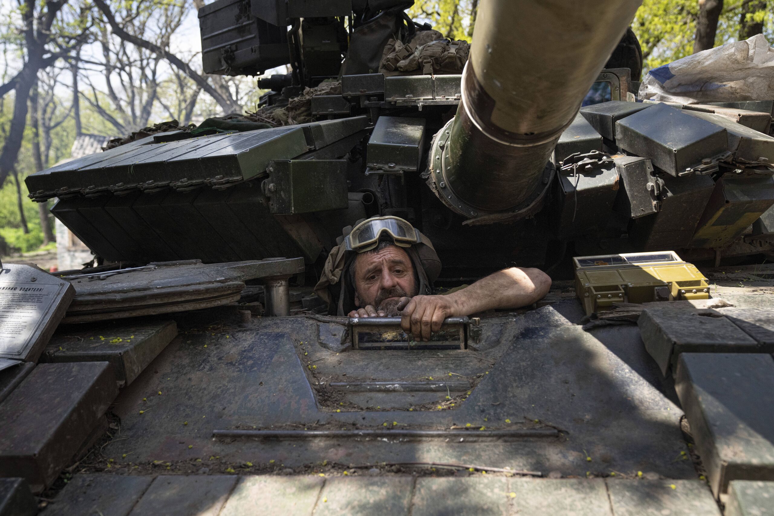 Een Oekraïense militair gaat een tank binnen tijdens de reparatiewerkzaamheden na een gevecht met Russische troepen in de regio Donetsk, in het oosten van Oekraïne.