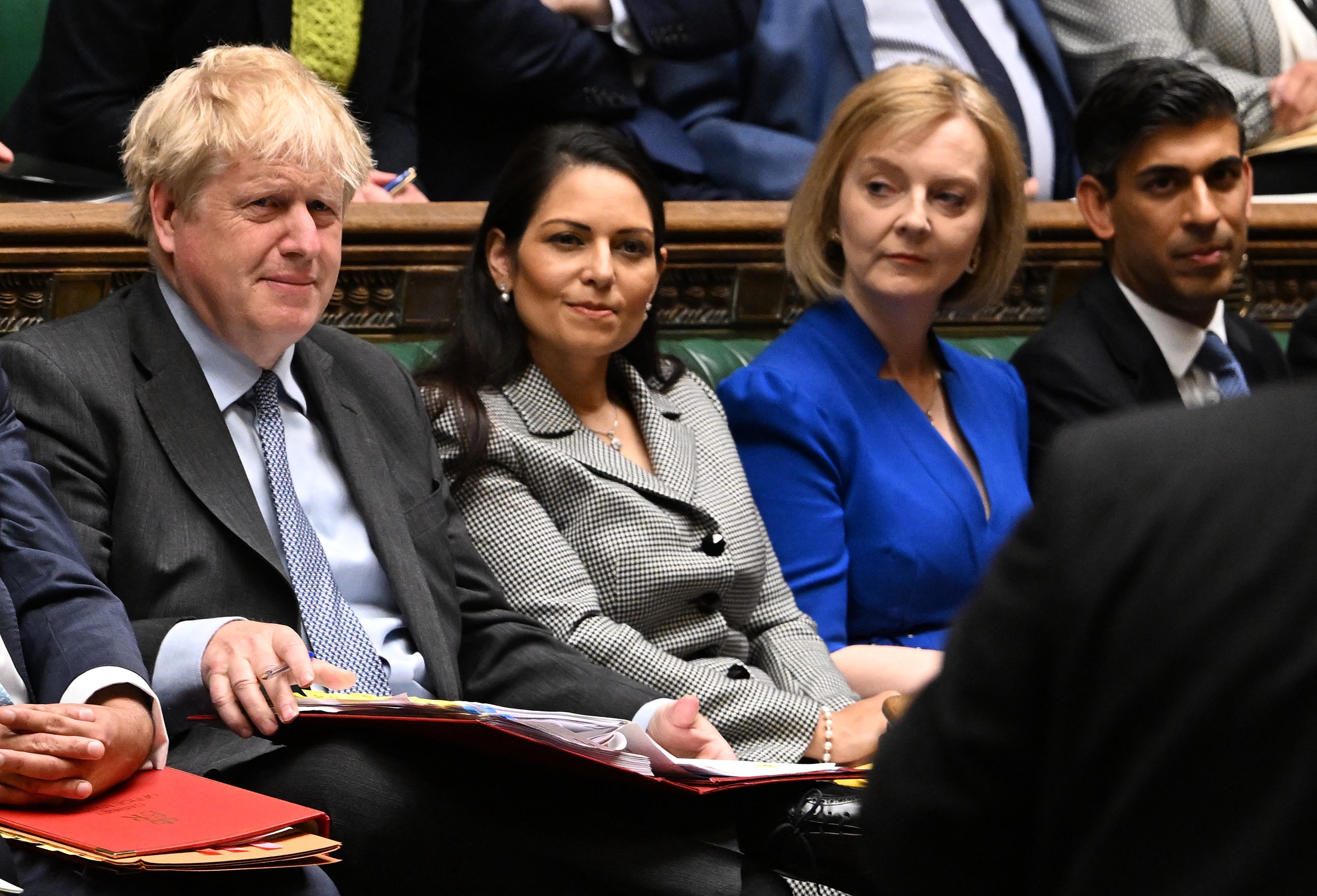 Boris Johnson zit hier naast zijn mogelijke opvolgers, Priti Patel, Liz Truss en Rishi Sunak. 