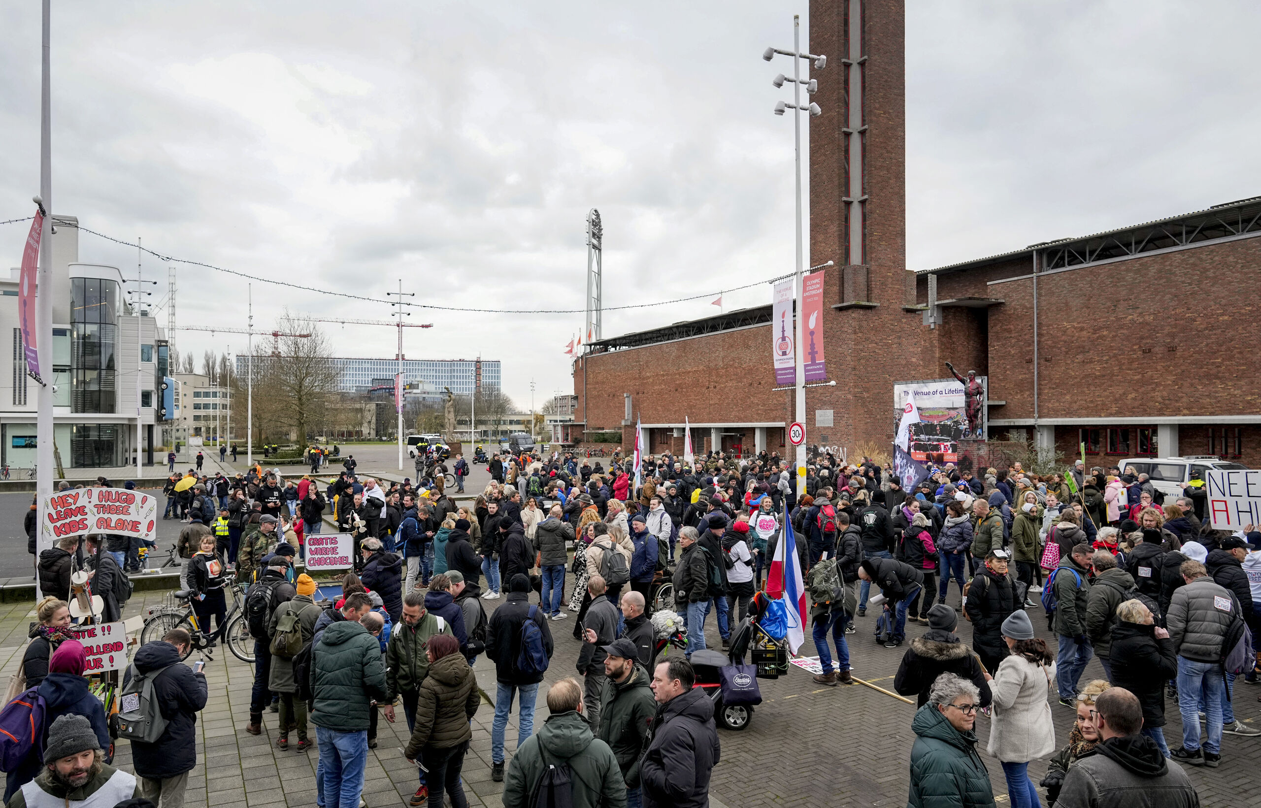 Demonstranten bij het Olympisch Stadion