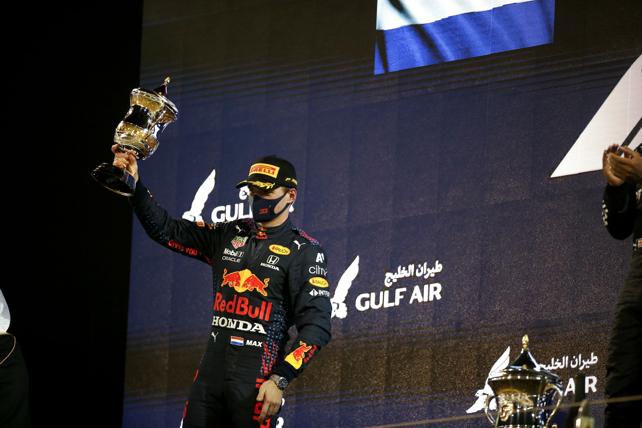 Max Verstappen op het podium nadat hij tweede werd bij de GP in Bahrein