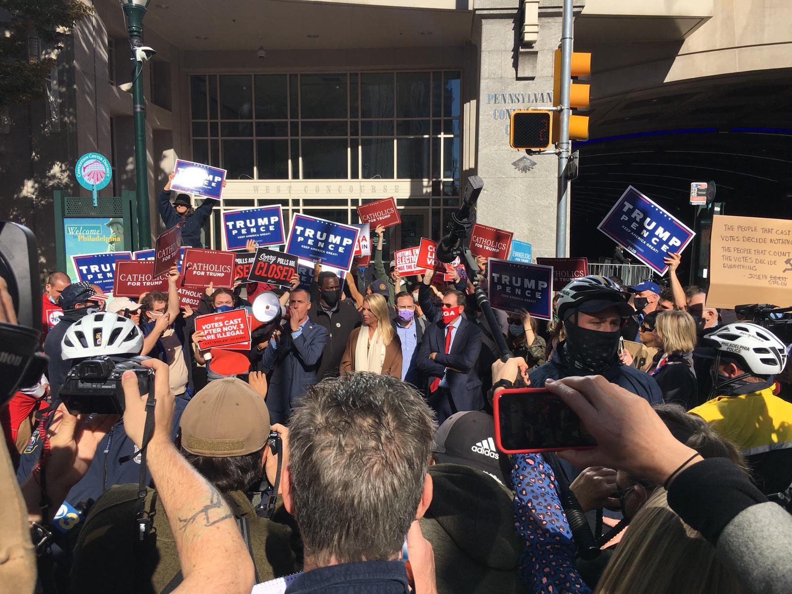 Trumps campagneadviseur Corey Lewandowski spreekt supporters van Trump toe in Philadelphia. 