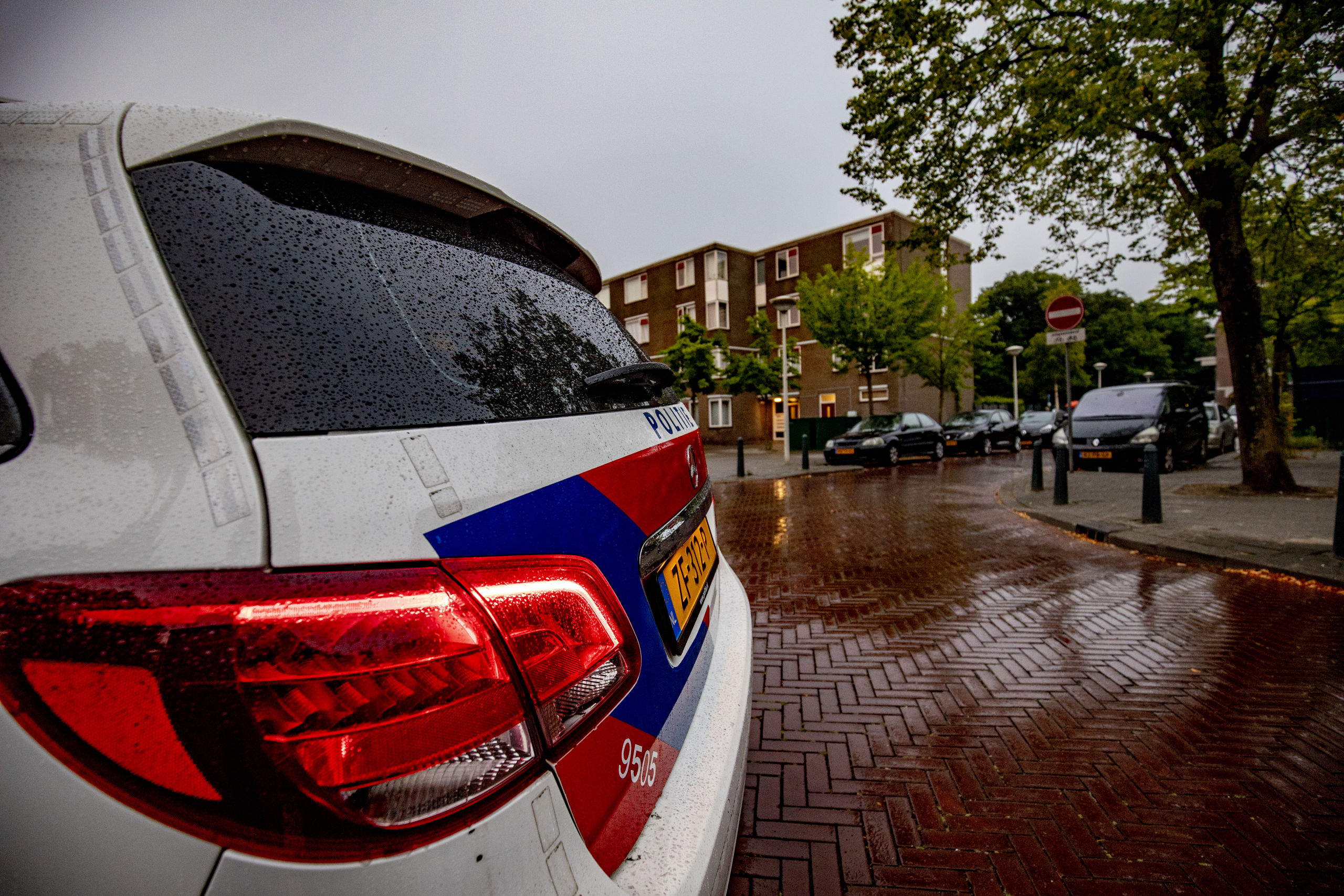 De politie is paraat in de Schilderswijk.