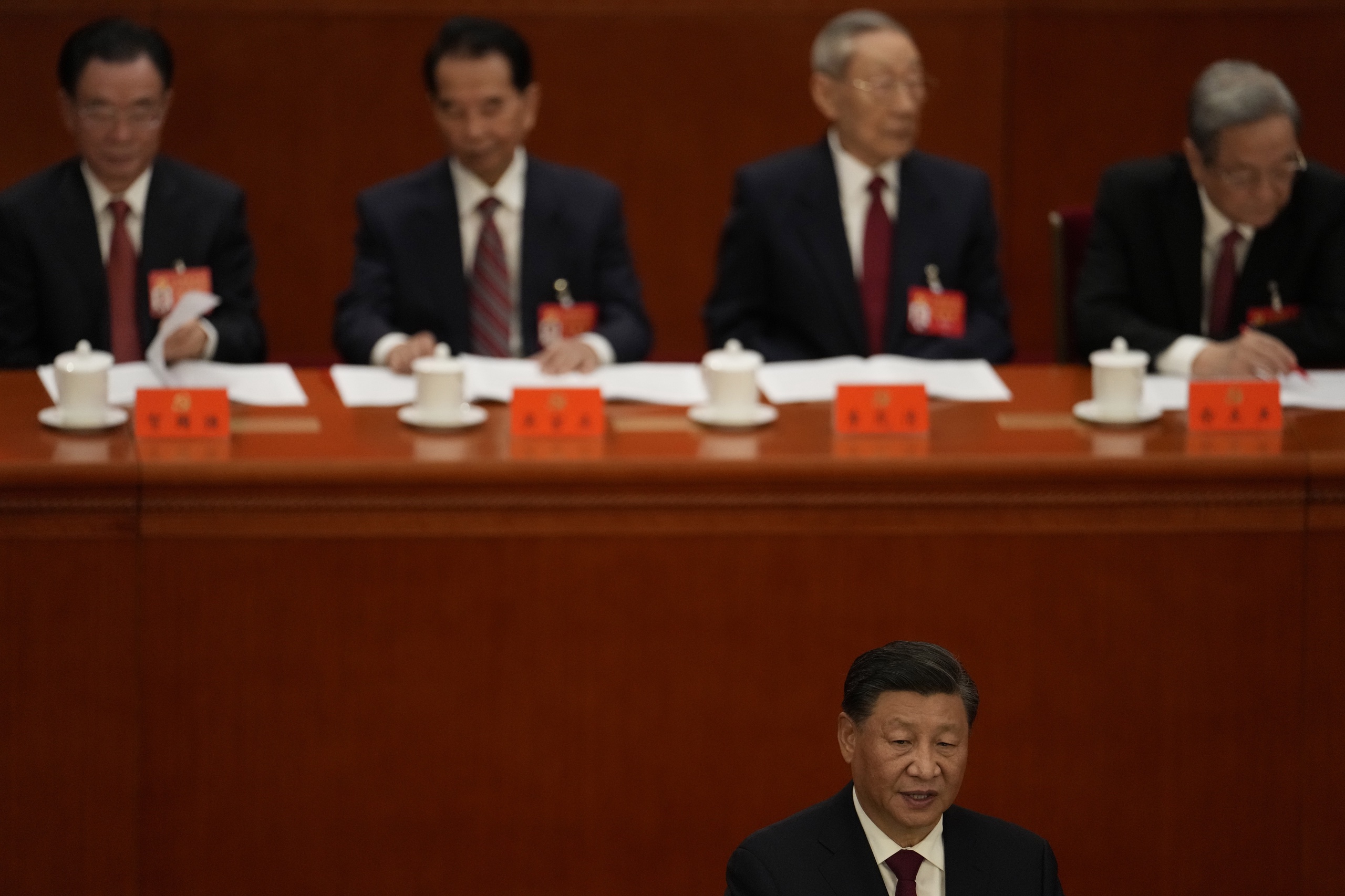 Als Xi een derde termijn van vijf jaar krijgt als secretaris-generaal, is dat een breuk met traditie. Het was de norm dat partijleiders na maximaal twee termijnen stopten. Xi is naast secretaris-generaal ook president van China en haalde eerder al een streep door de regel dat hij in die rol maximaal twee termijnen mag aanblijven.