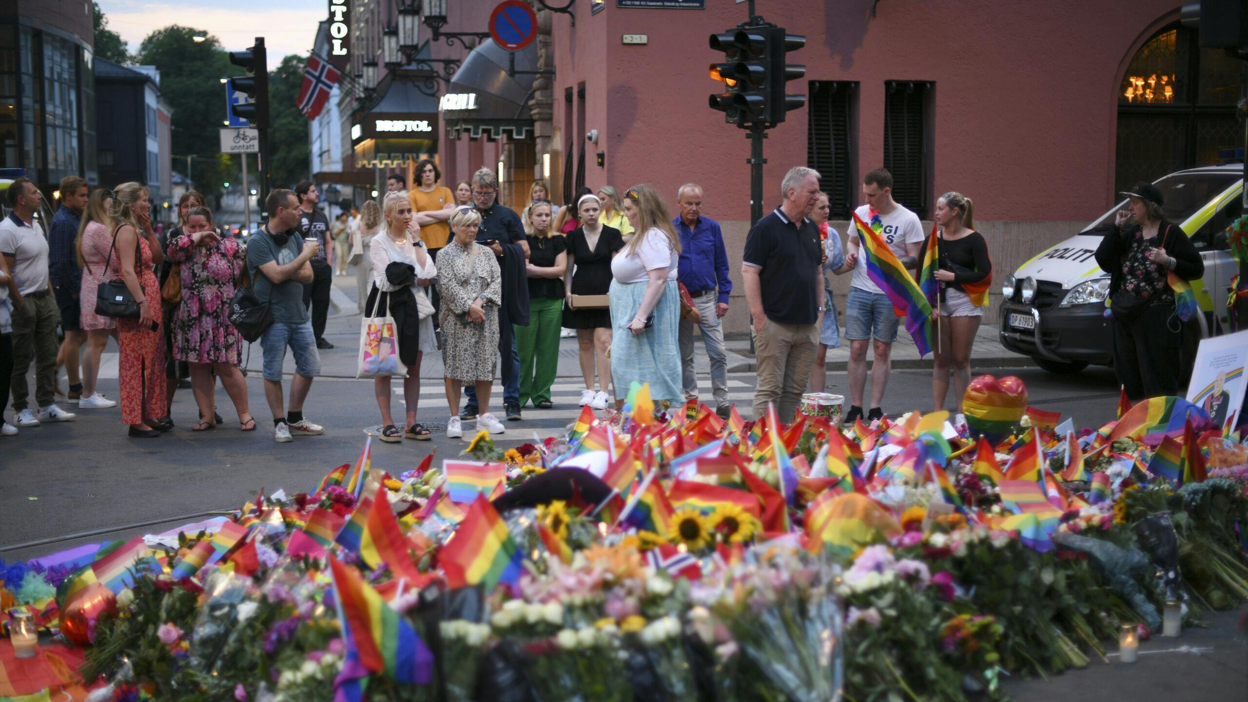 Herdenkingsdienst in Oslo voor slachtoffers schietpartij gayclub