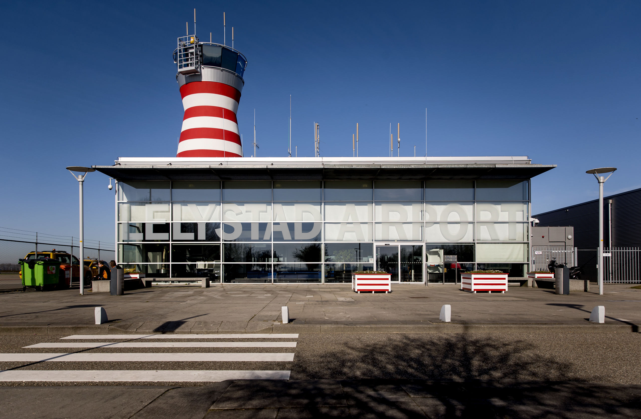 De verkeerstoren van Lelystad Airport. 