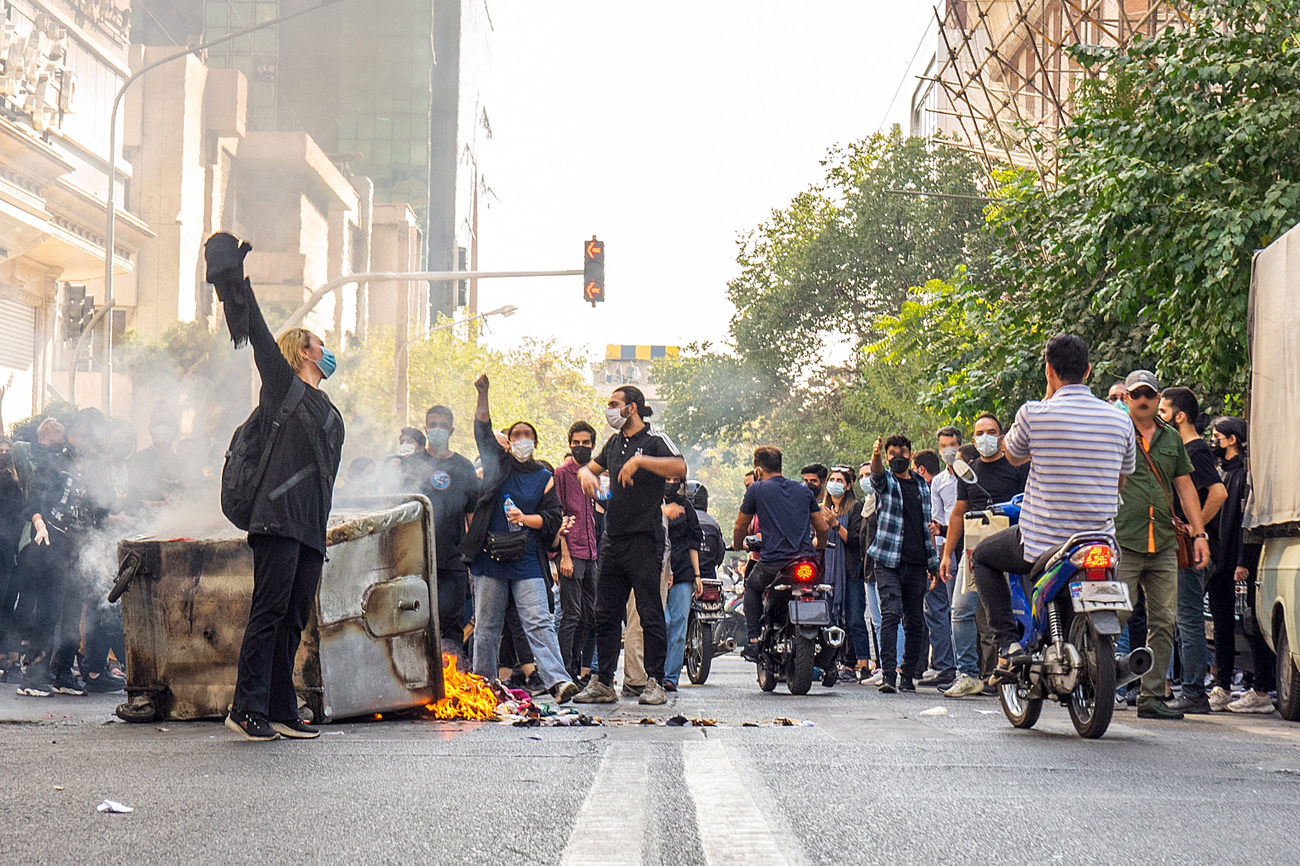 Ondanks dat de politie demonstraties met veel geweld neerslaat, verzamelen zich dagelijks demonstranten in Teheran en andere Iraanse steden