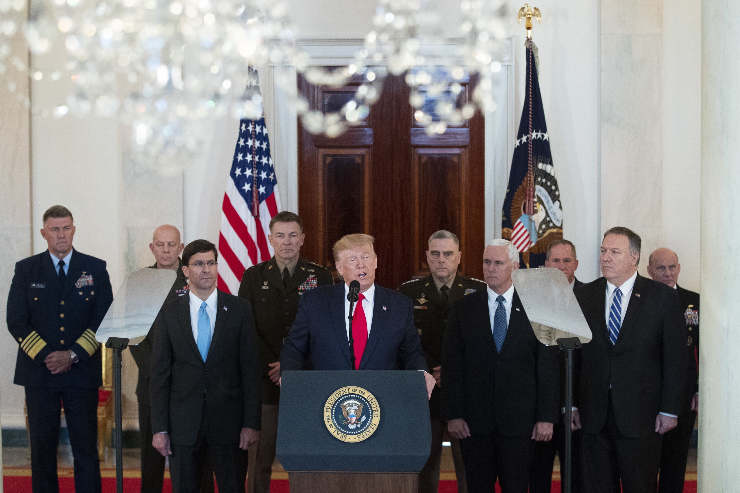 Donald Trump houdt een speech, nadat Iran een wraakactie ondernam voor de dood van Soleimani. Hij wordt omringd door onder meer vicepresident Pence en minister van Buitenlandse Zaken Pompeo.