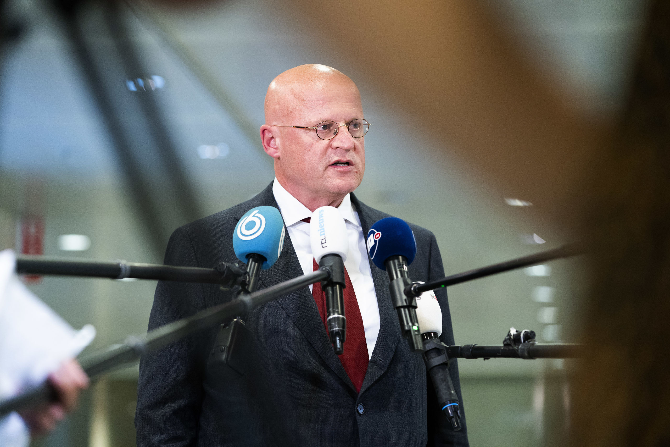 Minister Ferd Grapperhaus komt aan op het provinciehuis voor overleg over de coronamaatregelen met burgemeesters van de 25 grootste gemeenten.
