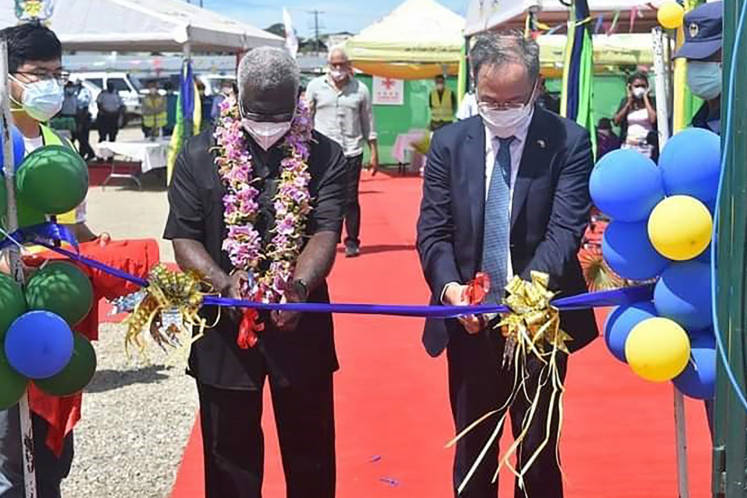 Premier Manasseh Sogavare (l) en de Chinese ambassadeur in de Salomonseilanden Li Ming (r) openen het door China gefinancierde nationale stadion in hoofdstad Honiara waar volgend jaar de Pacific Games worden gehouden. 