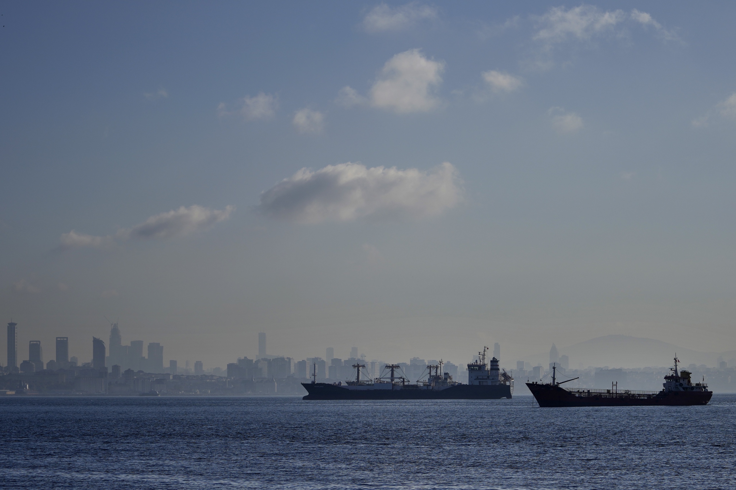 Vrachtschepen wachten in de Zee van Marmara om de Bosporus over te steken bij Istanboel. 
