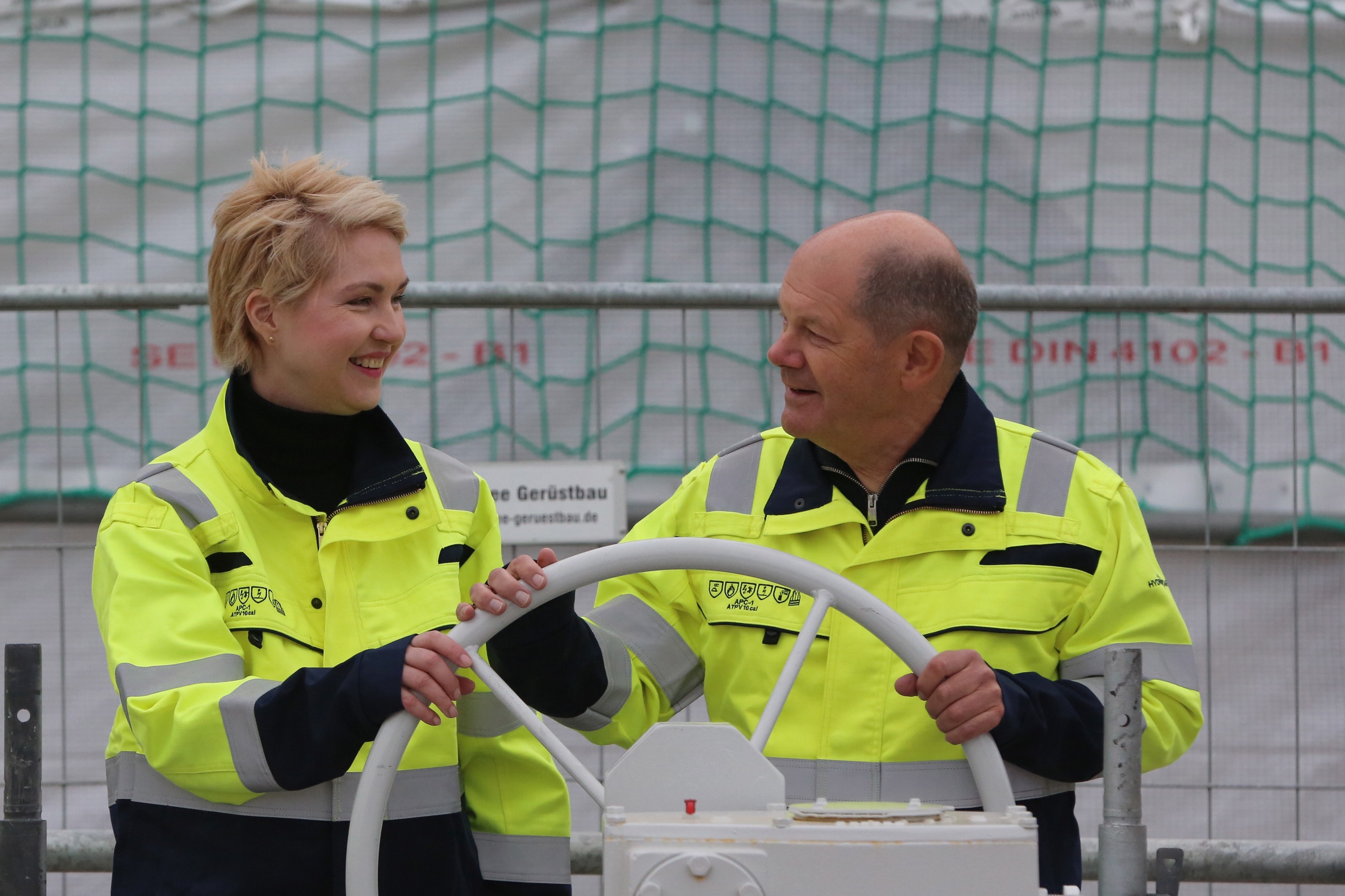 Bondkanslier Olaf Scholz en Manuela Schwesig (Mecklenburg-Vorpommern) bij de opening van een lng-terminal. Volgens de Duitse toezichthouder voor de energievoorziening moet het gasverbruik in Duitsland sneller omlaag