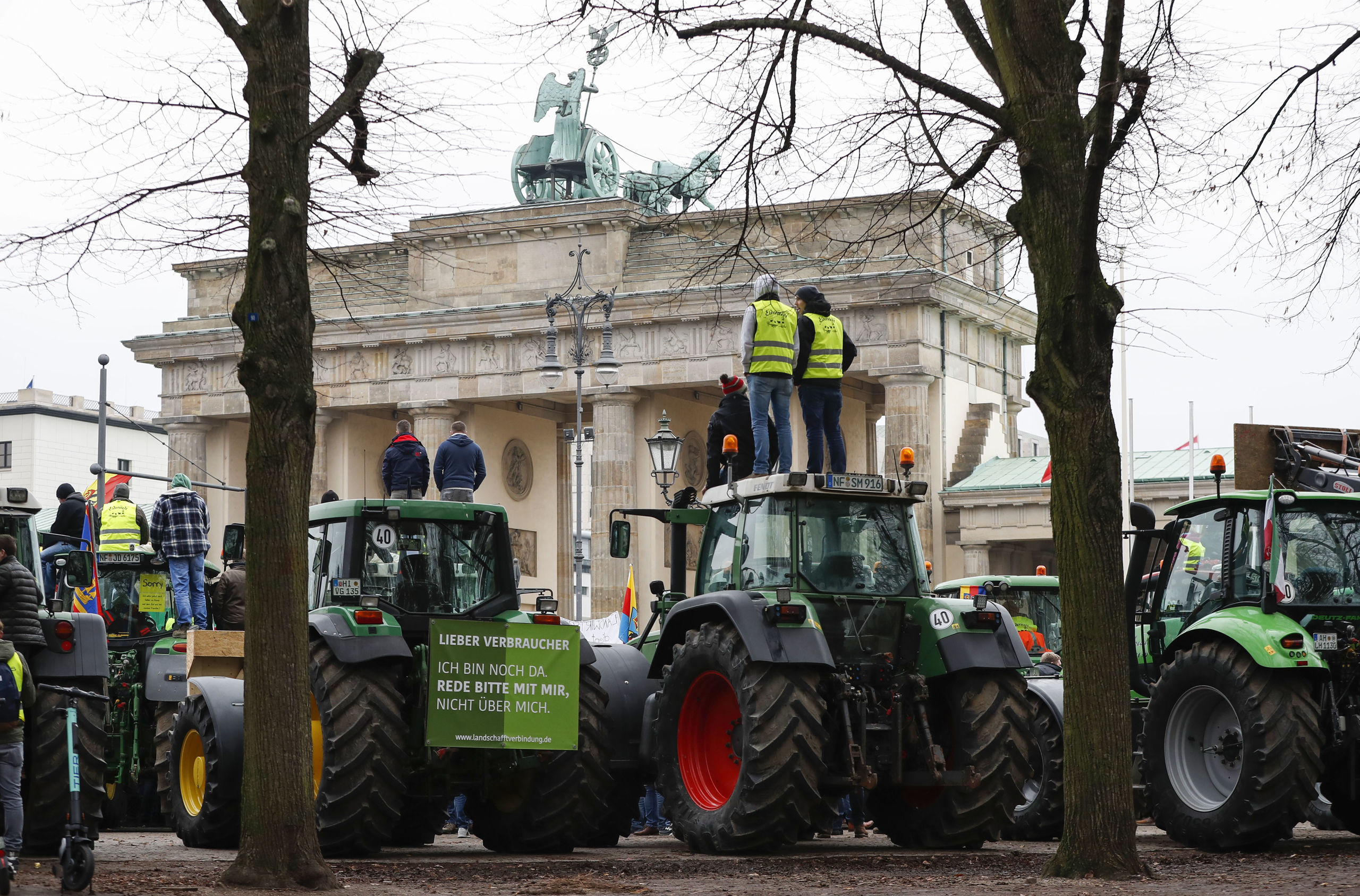 Boeren in Duitsland hebben Berlijn platgelegd met een grote protestactie tegen nieuwe milieumaatregelen