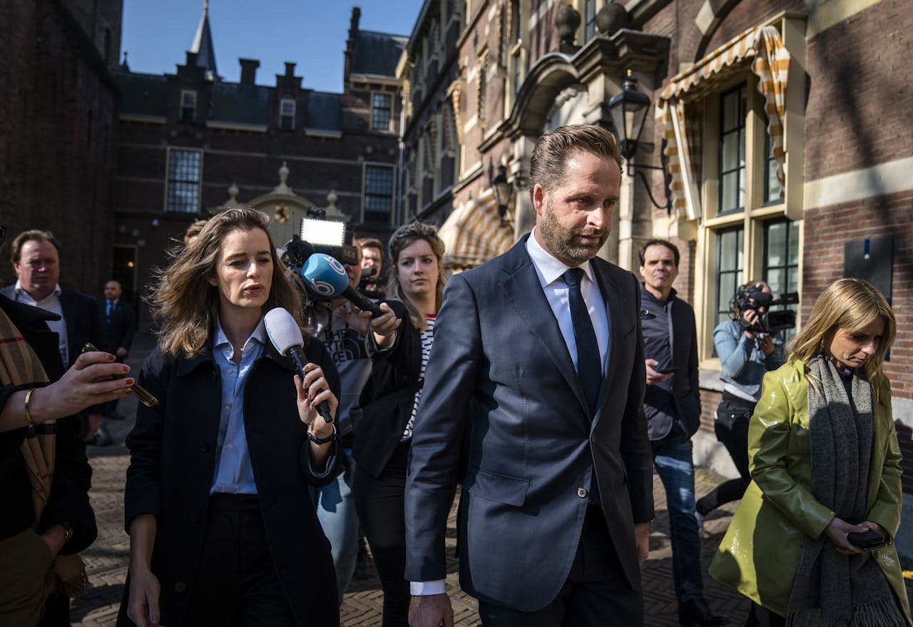 Minister Hugo de Jonge (Volkshuisvesting) staat de pers te woord over de mondkapjeshandel van Sywert van Lienden.