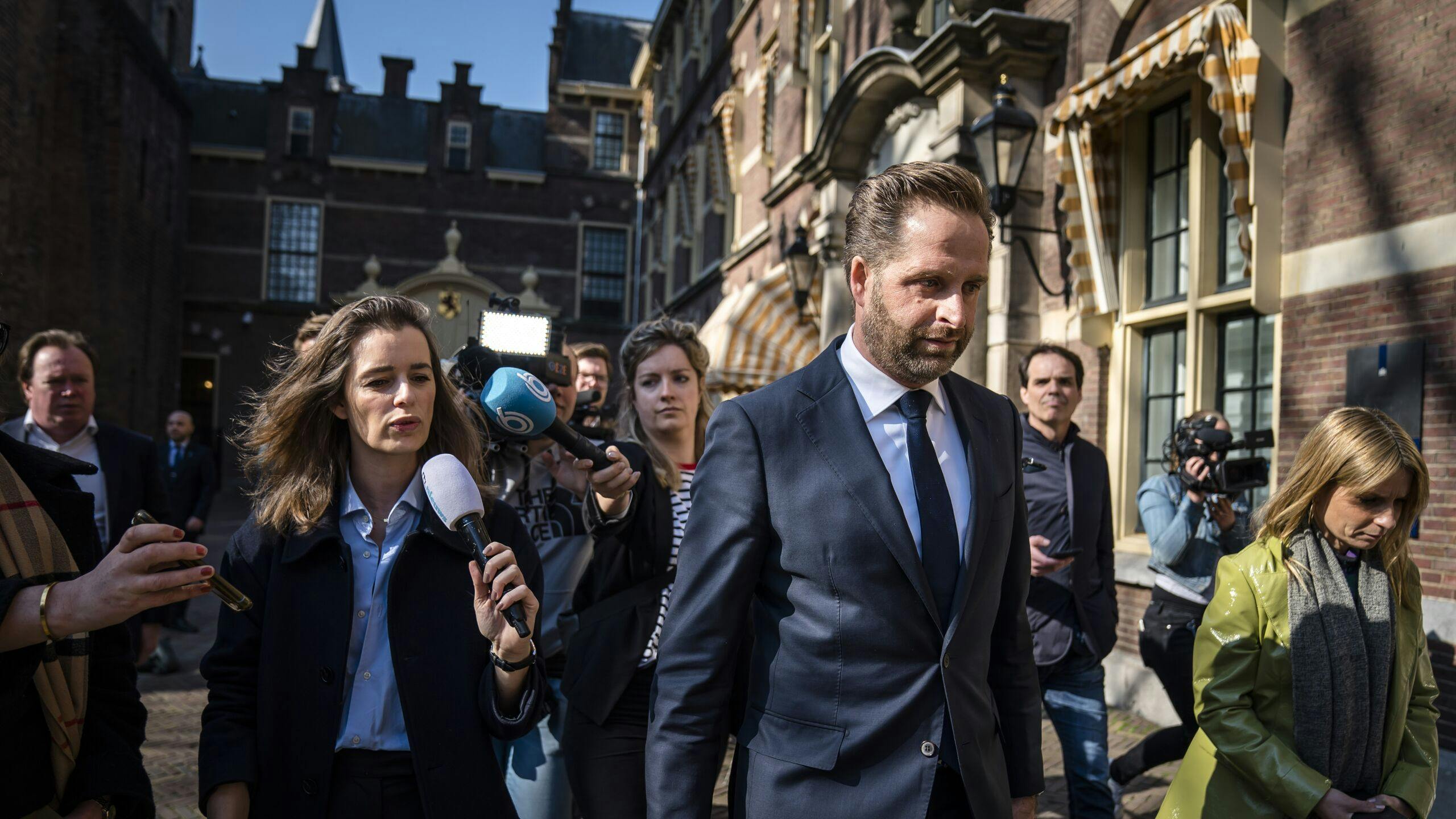Minister Hugo de Jonge (Volkshuisvesting) staat de pers te woord over de mondkapjeshandel van Sywert van Lienden. 