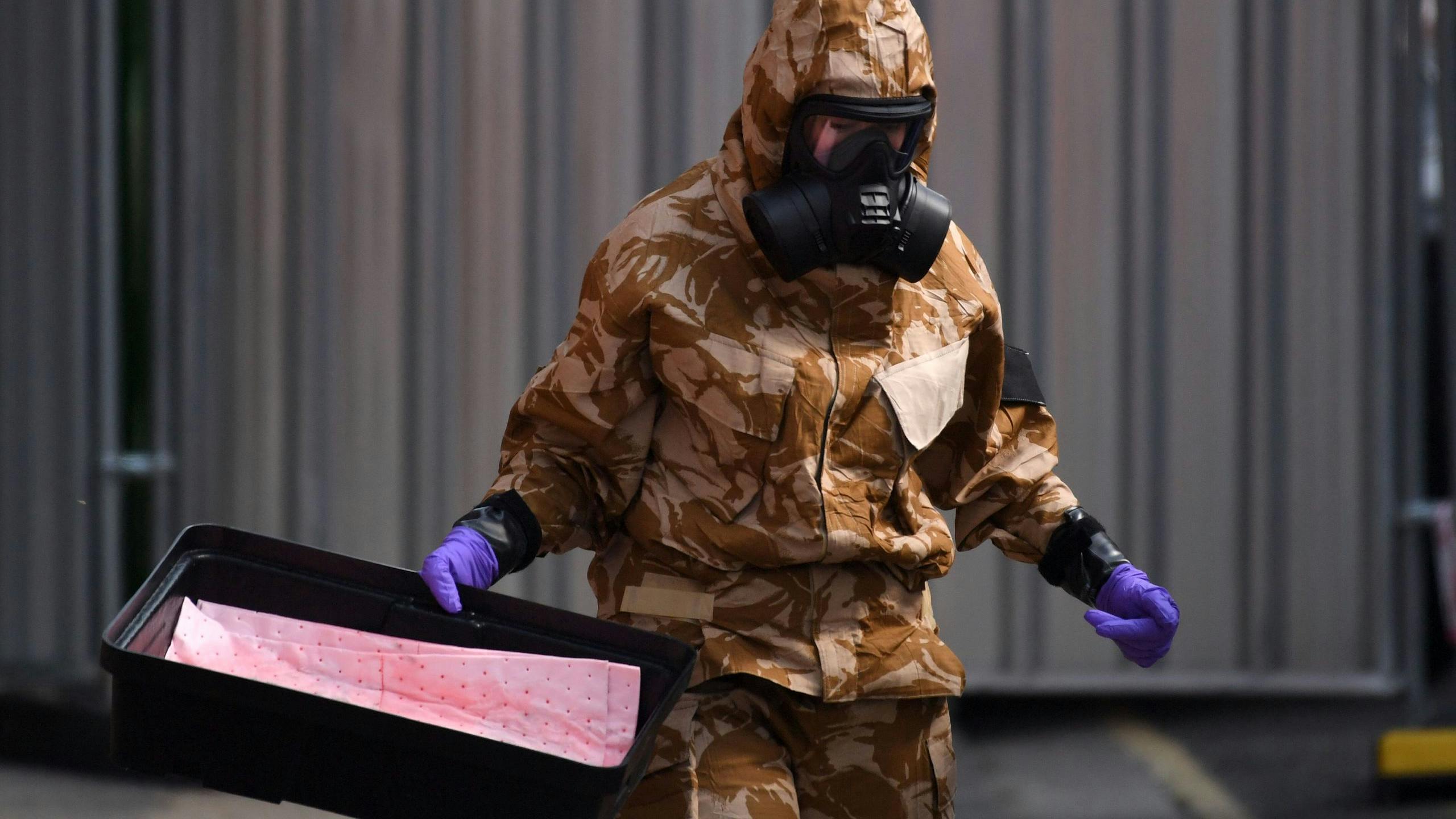 Een onderzoeker in een beschermend pak in Amesbury, waar de twee Britten besmet raakten met het gif. 