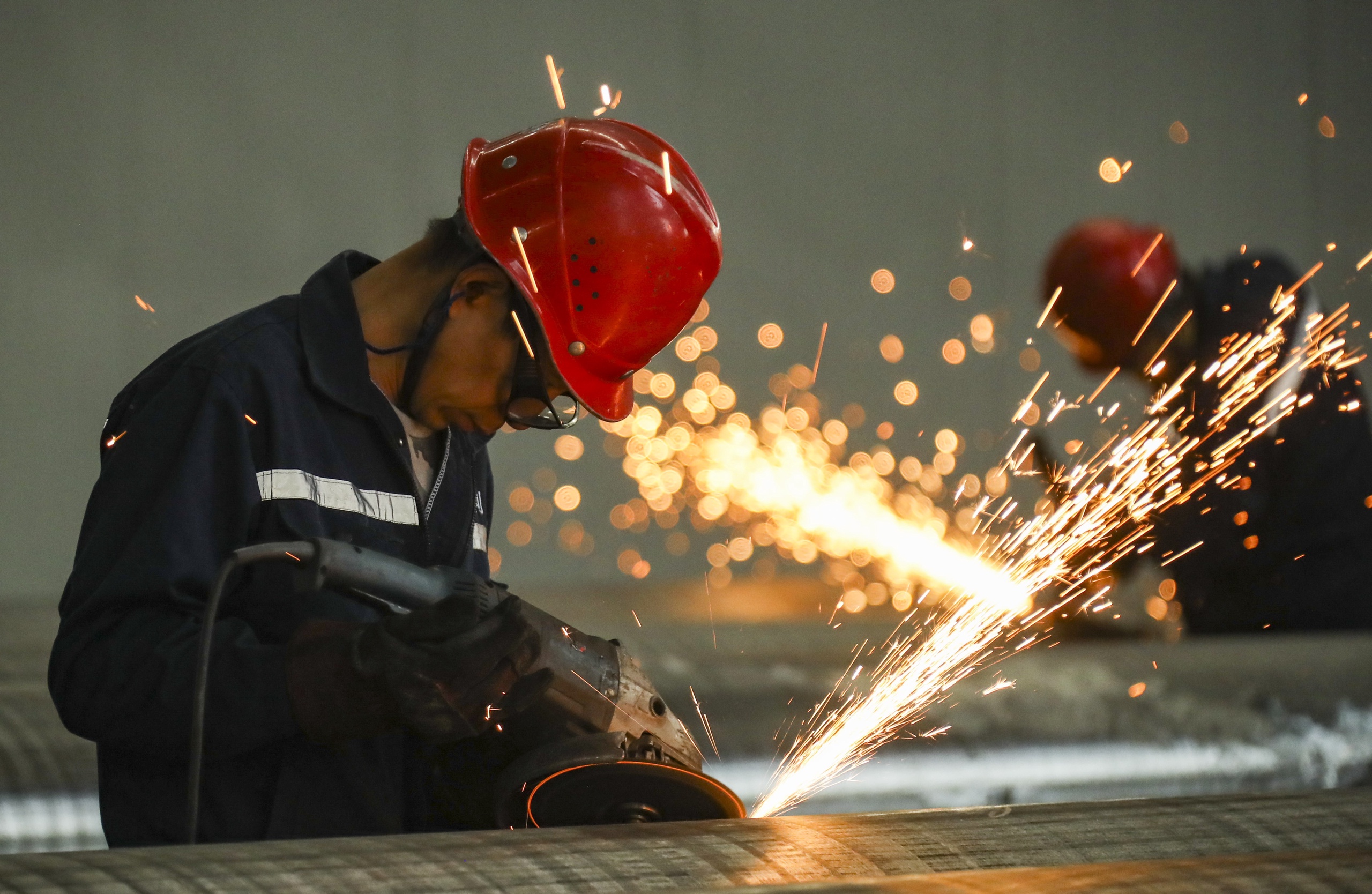 Chinese staalproductie in Huai 'an, Jiangsu. Als gevolg van de torenhoge energierekeningen schalen sommige industriële grootbedrijven hun productie al af of moeten zelfs volledig sluiten; deze week nog sloot aluminiumfabrikant Aldel de deuren, vorige maand schroefde Chemelot de productie terug. 