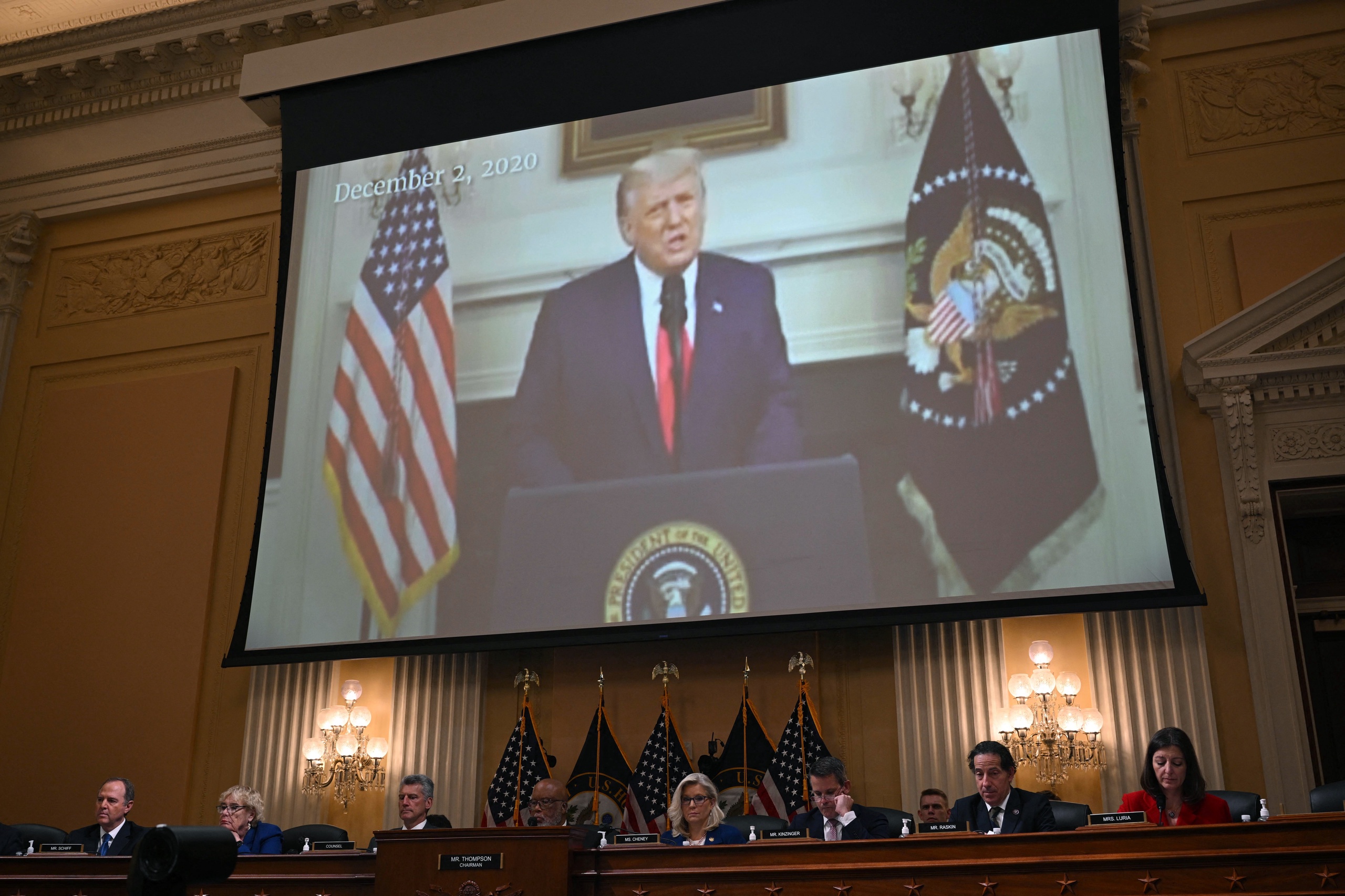 De commissie van het Amerikaanse Huis van Afgevaardigden die de aanval op het Capitool van 6 januari onderzoekt, heeft donderdag unaniem gestemd om een dagvaarding uit te vaardigen voor voormalig president Donald Trump.