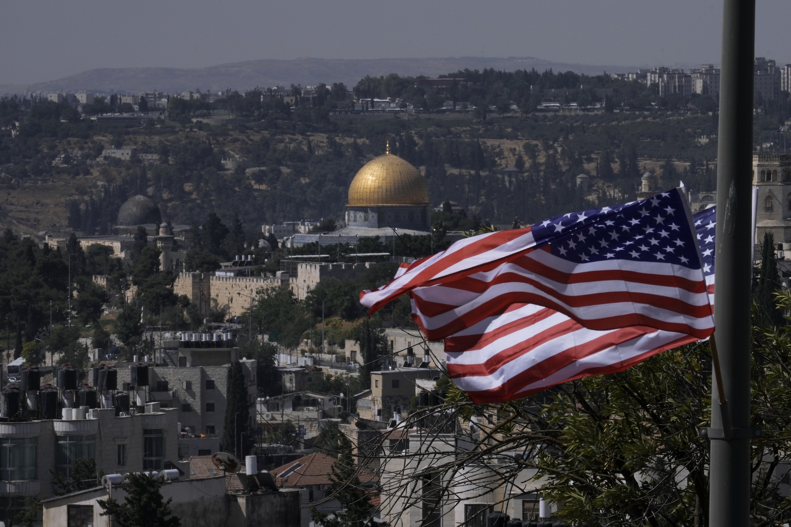 De Amerikaanse vlag wappert in Jeruzalem.