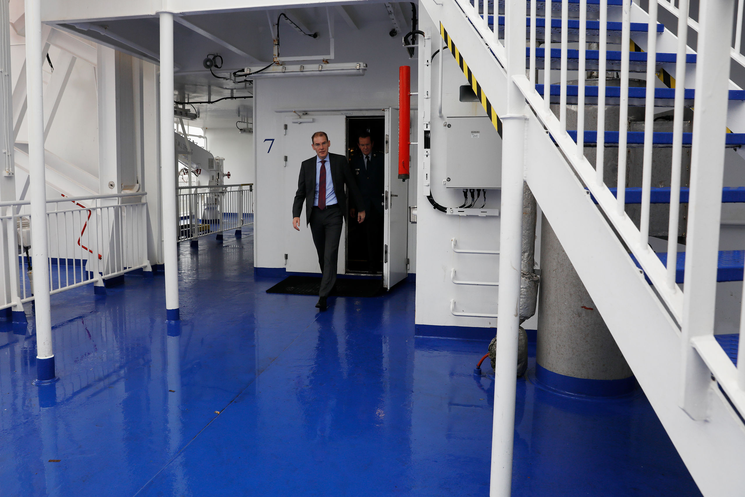Staatssecretaris Menno Snel (Financiën) tijdens een bezoek aan Stena Line in de haven. De gevolgen van een Brexit zullen ook voor de Noord-Europese rederij duidelijk merkbaar zijn.