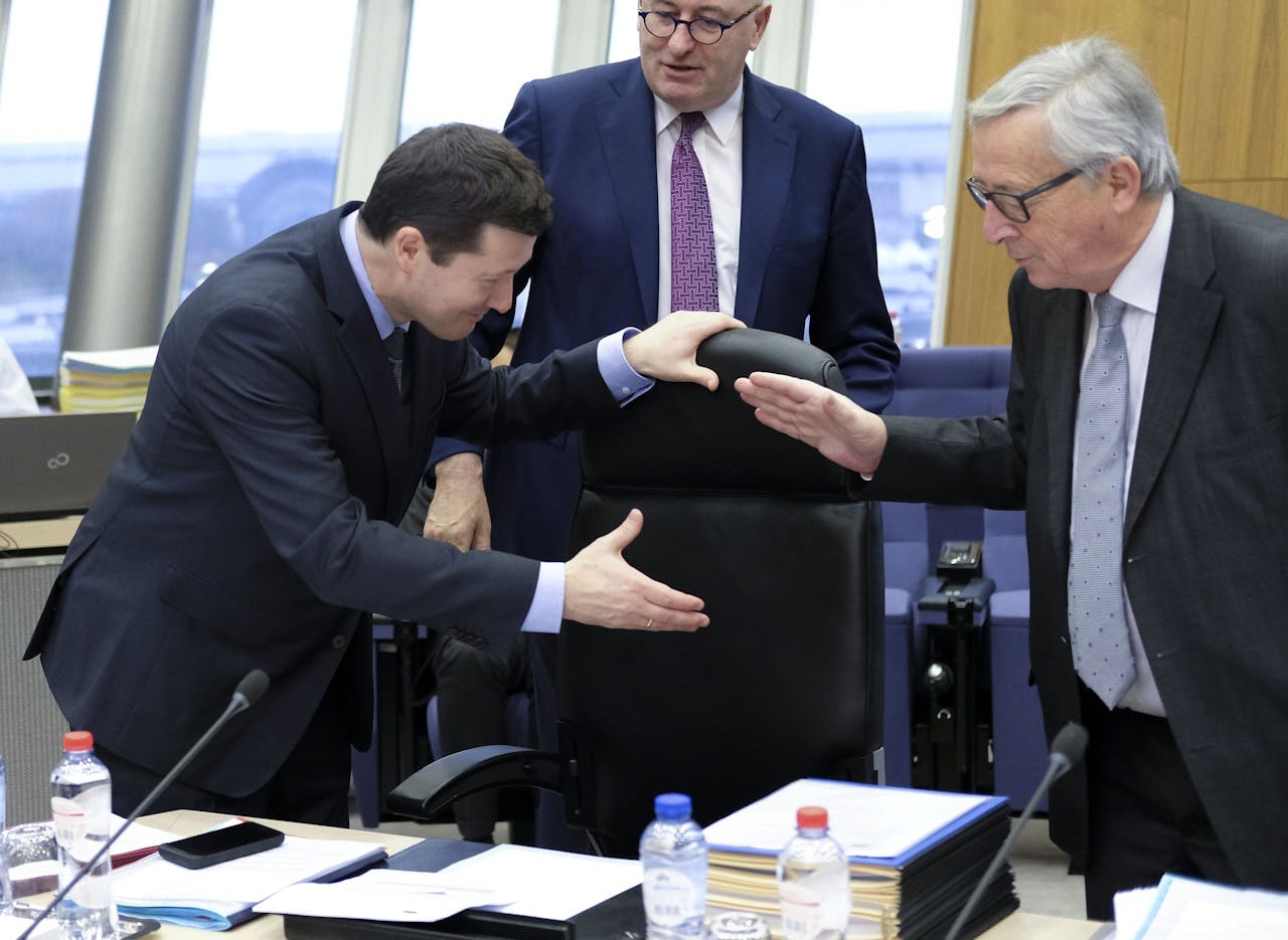 2018-03-07 09:46:55 epa06586278 New Secretary-General of the Commission, German, Martin Selmayr (L) and EU commission President Jean-Claude Juncker during a weekly meeting of the European Commission in Brussels, Belgium, 07 March 2018. EPA/OLIVIER HOSLET