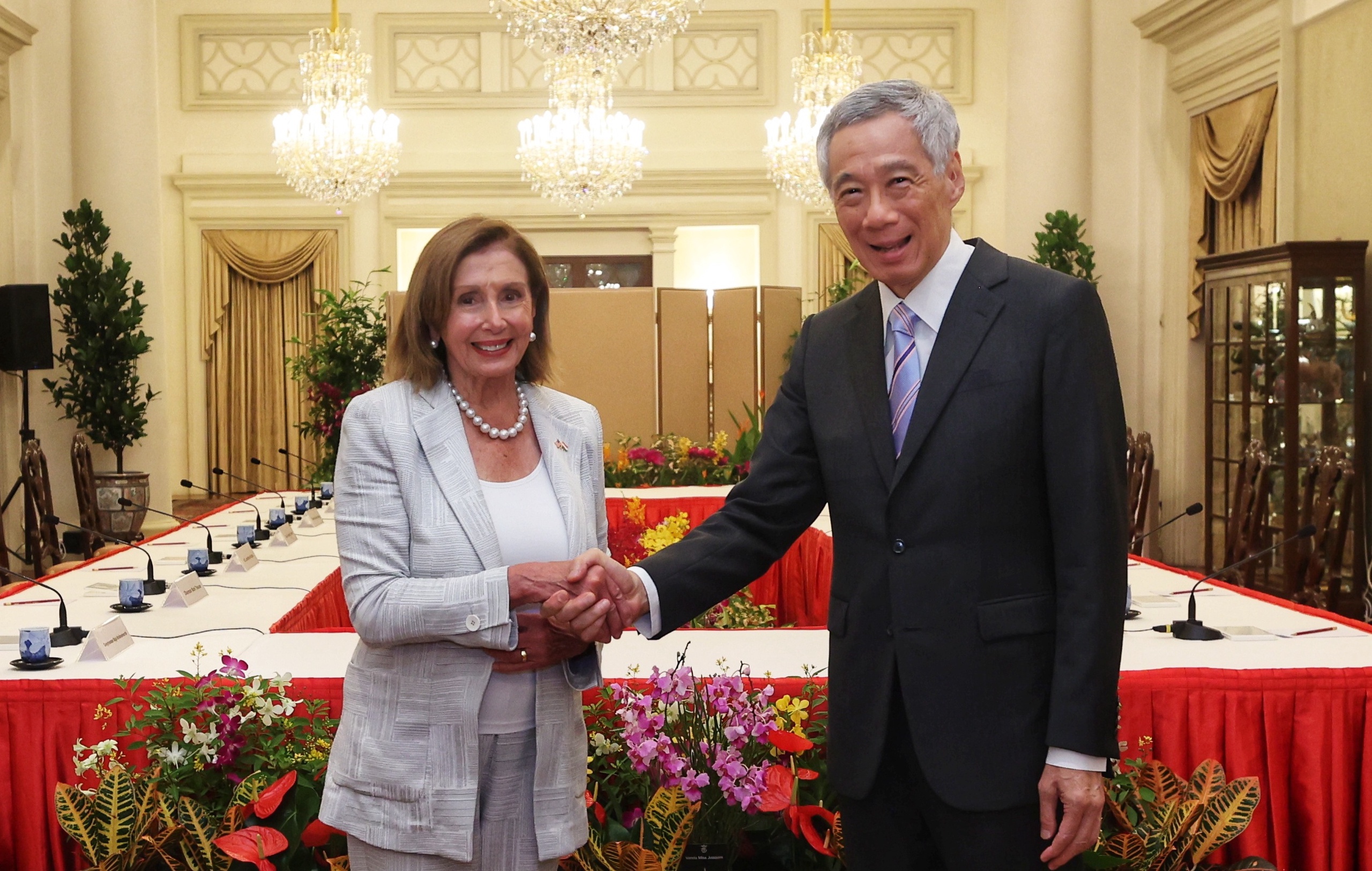 Momenteel is Nancy Pelosi in Singapore, alwaar ze minister-president Lee Hsien Loong ontmoette.