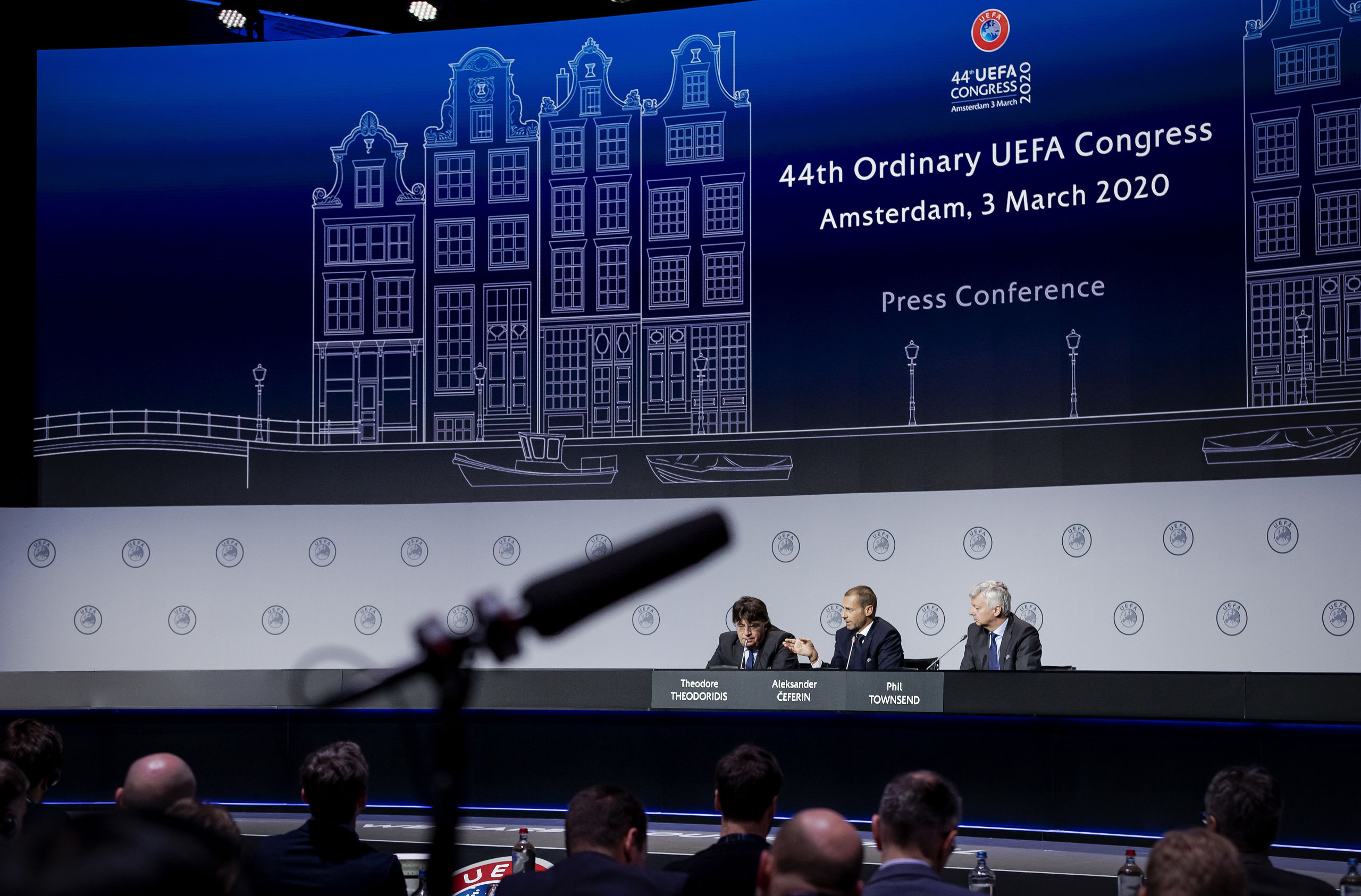 Persconferentie op het UEFA-congres in de Beurs van Berlage