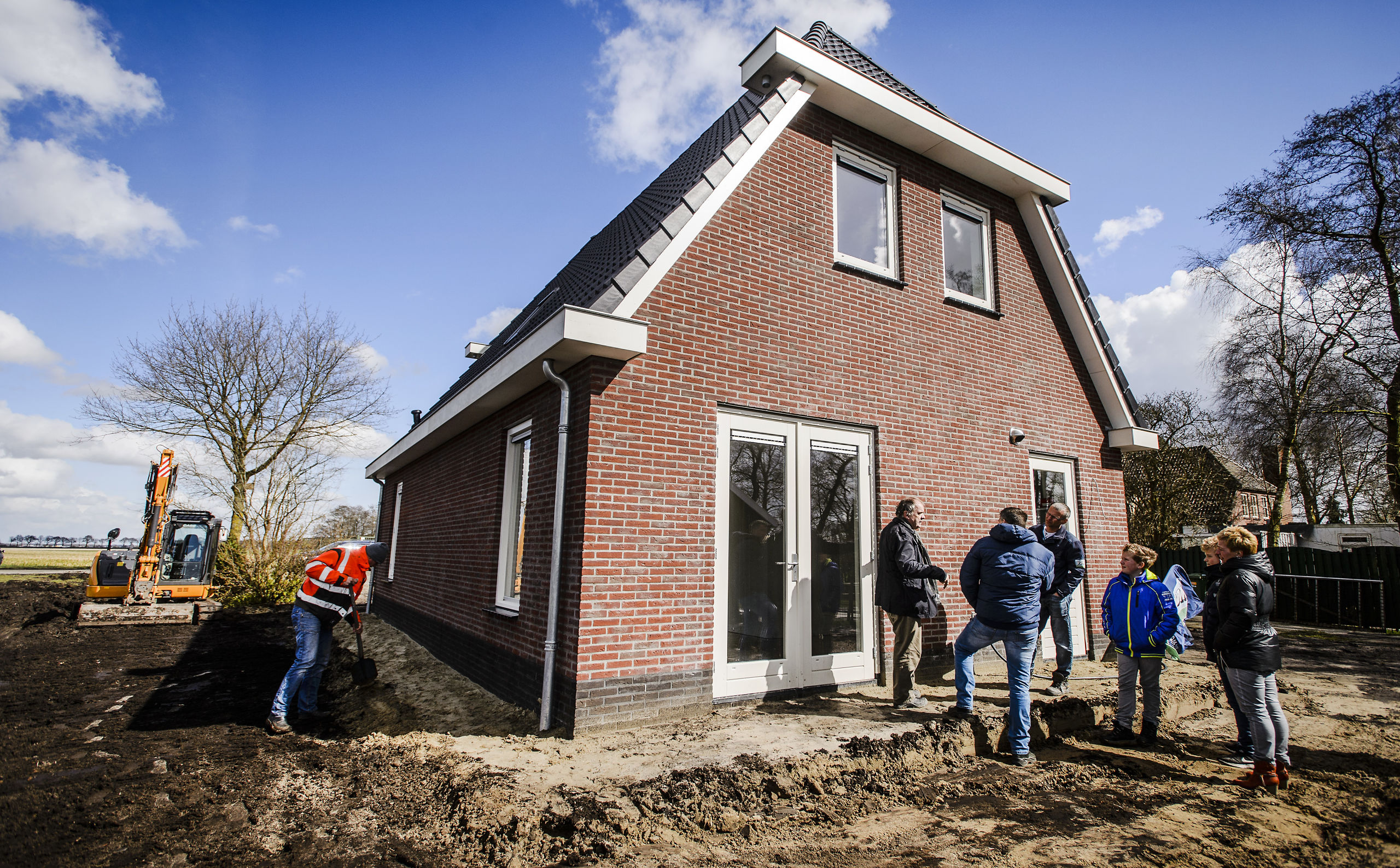 De familie Redeker krijgt een rondleiding door hun nieuwe huis.