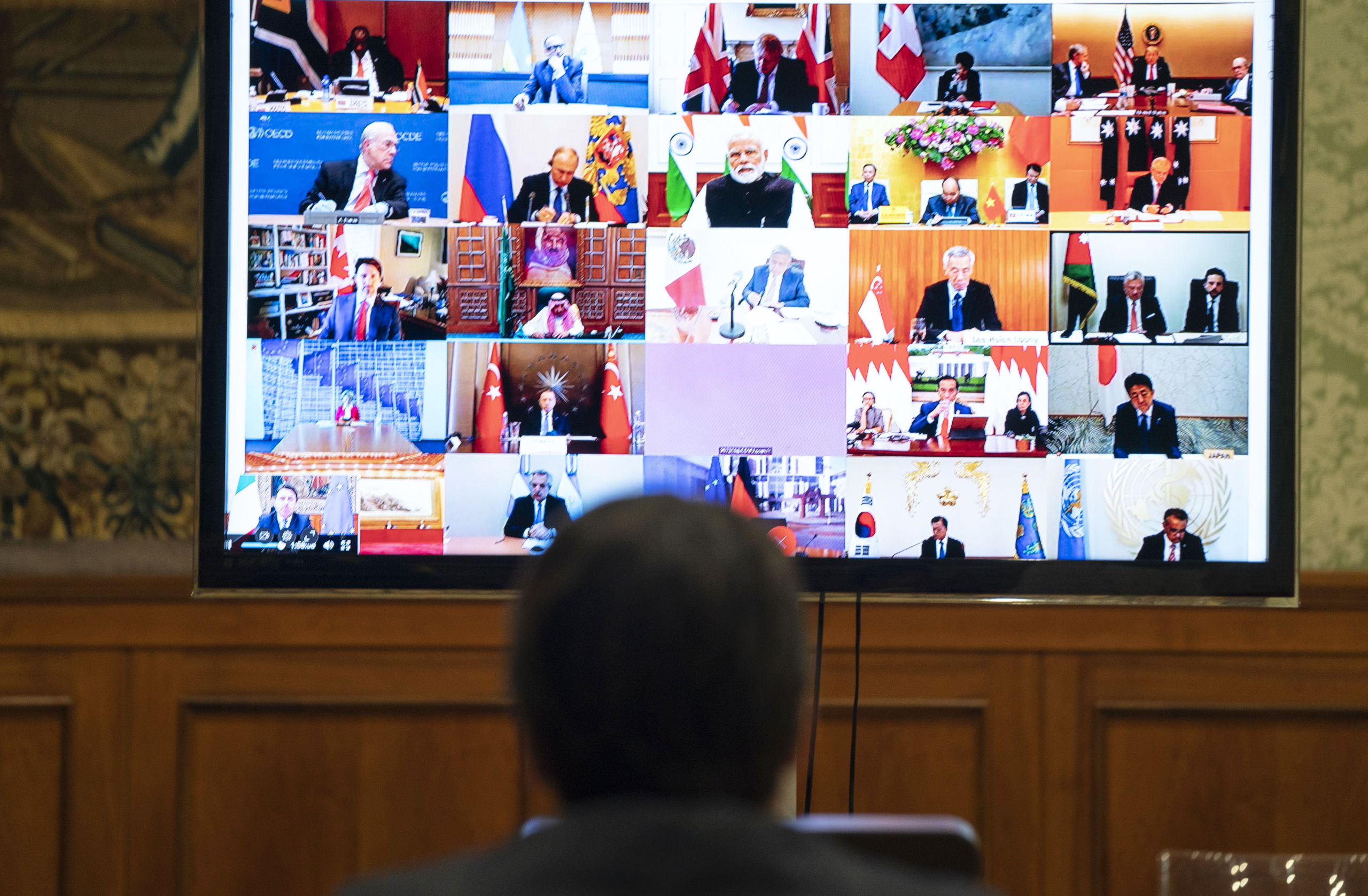 De Italiaanse premier Giuseppe Conte neemt deel aan een videoconferentie van de G20-leiders