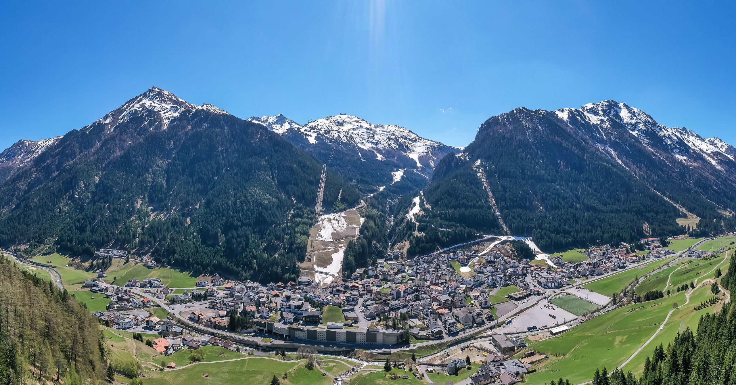 Tirol hoopt op betere tijden en veel wintersporters, na een desastreus einde van het afgelopen sneeuwseizoen - Johann GRODER