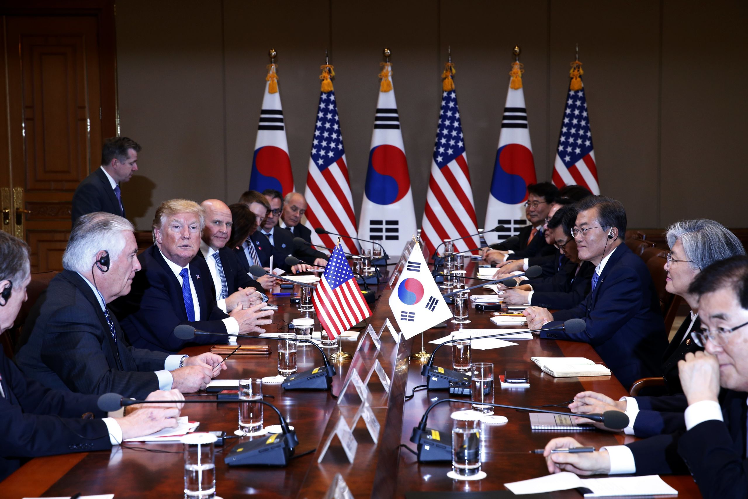 Donald Trump aan tafel met de Zuid-Koreaanse President Moon Jae-in.
