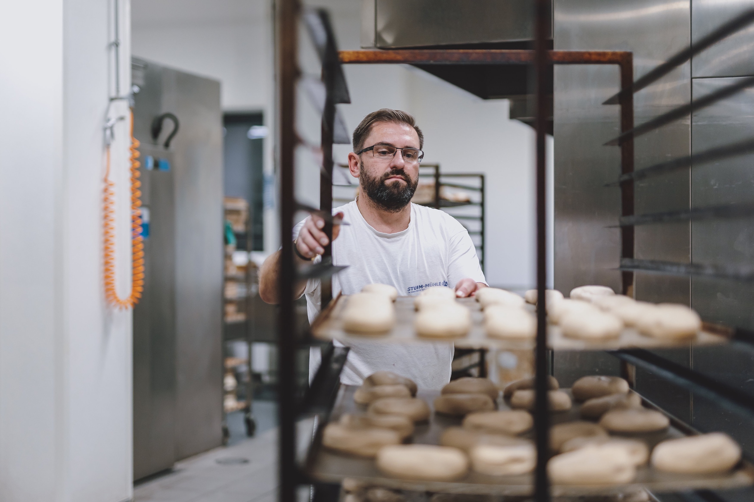 De afgelopen tijd hebben zo'n twintig bakkerijen hun deuren gesloten. Dit komt door de hoge kosten voor grondstoffen en energie. 
