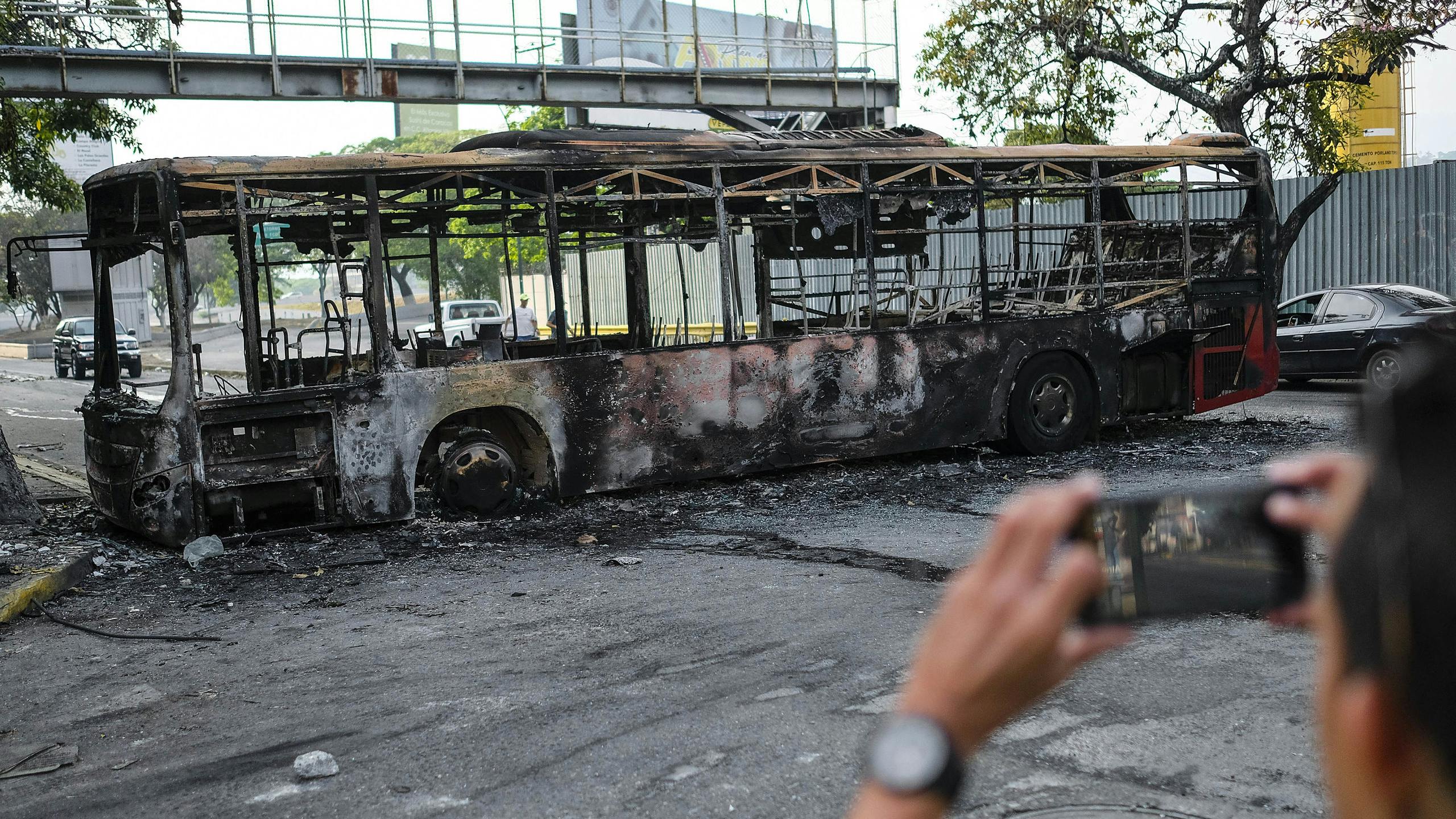 Een uitgebrande bus in Caracas op 1 mei 2019.