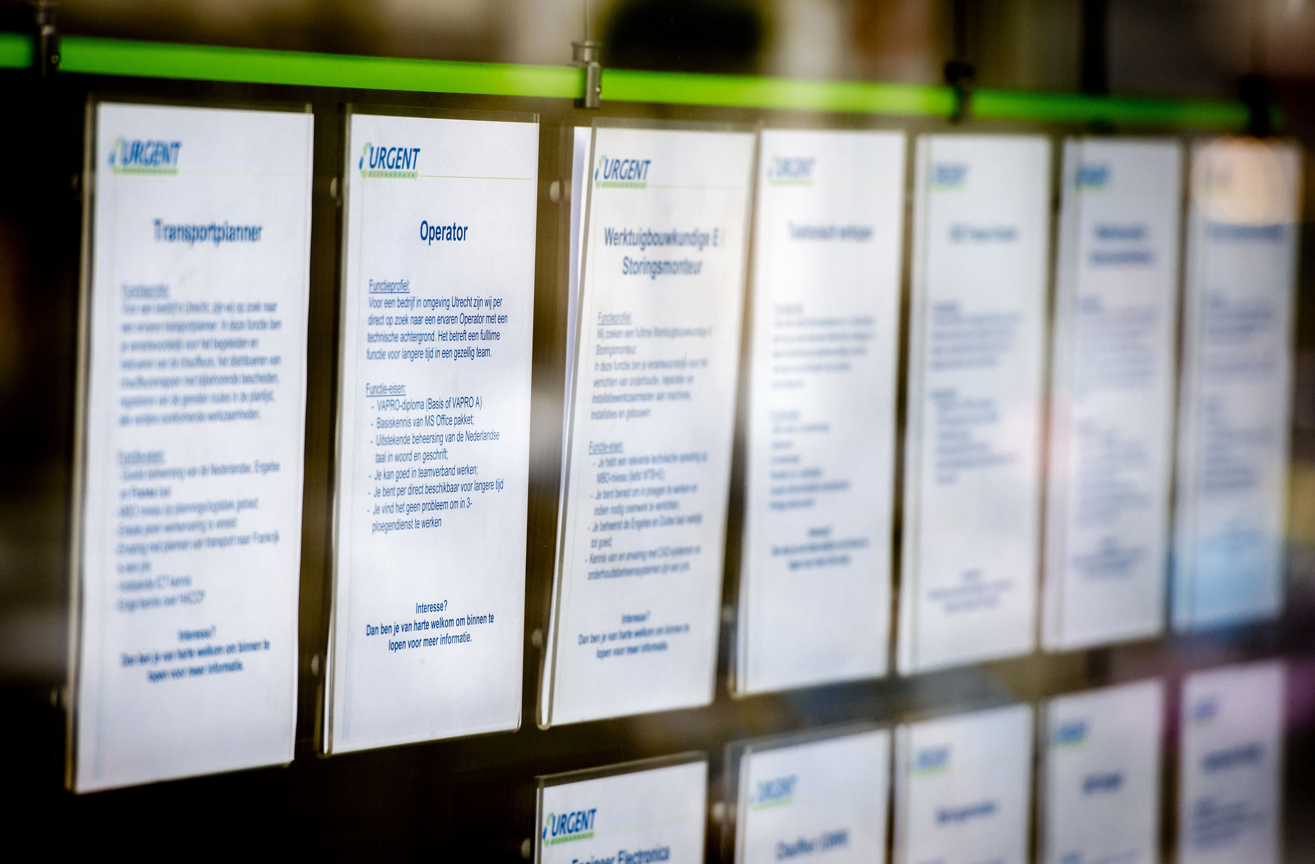 Vacatures in de etalage van een uitzendbureau.