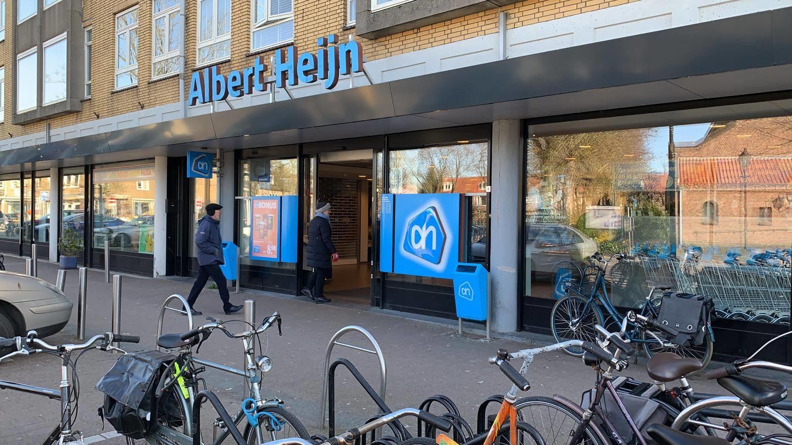 Ouderen betreden een AH-vestiging aan de Händelstraat in Utrecht