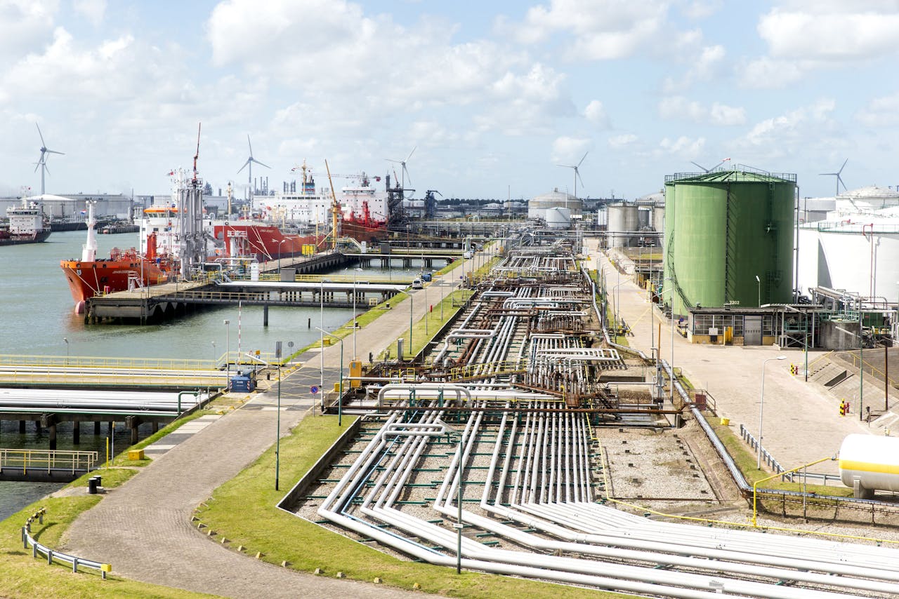 Storage Facility aan de Welplaatweg (R) en Exxonmobil Chemical Holland aan de Botlekweg in de Rotterdamse haven.