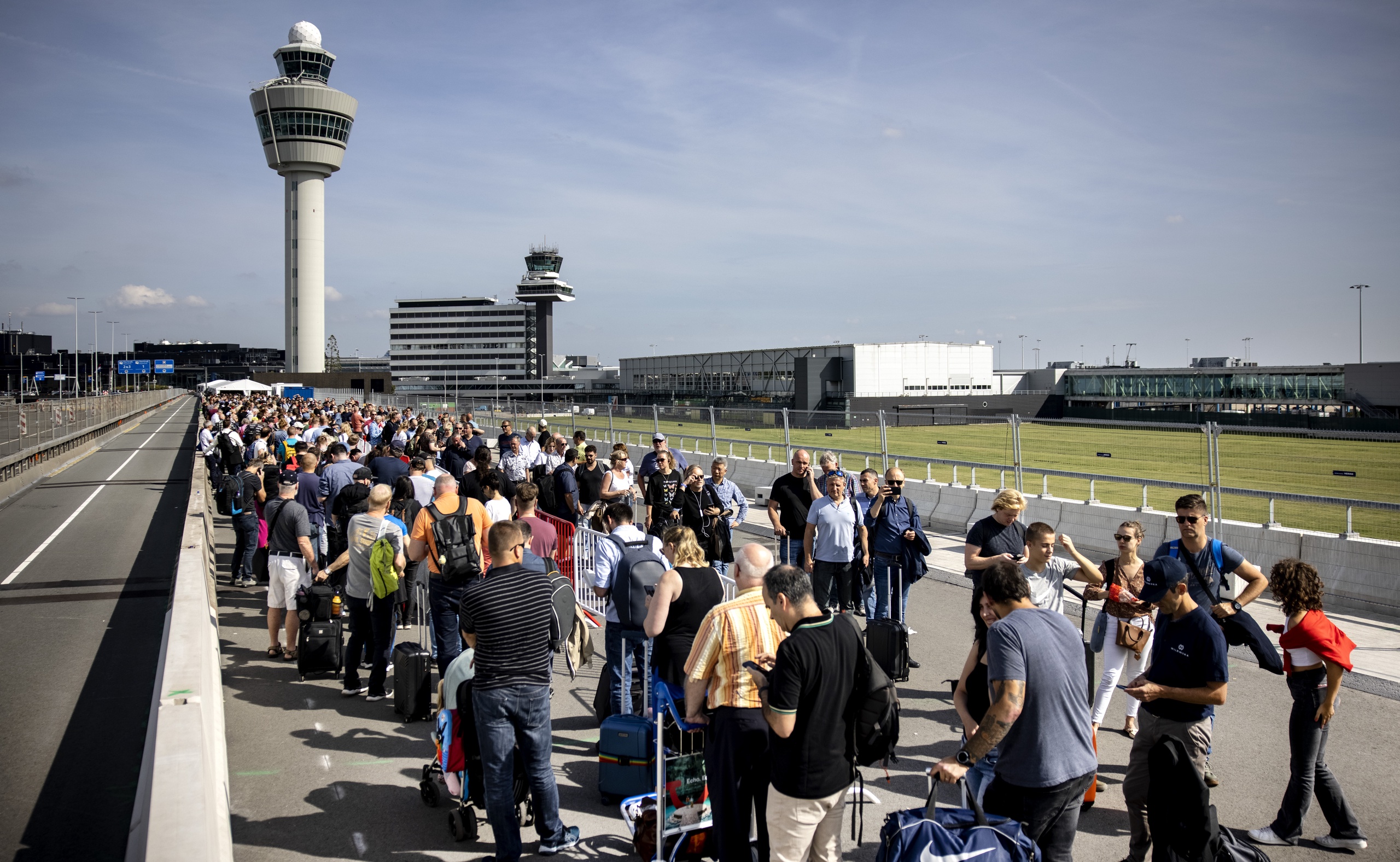 Schiphol heeft een aantal luchtvaartmaatschappijen gevraagd vluchten te annuleren.