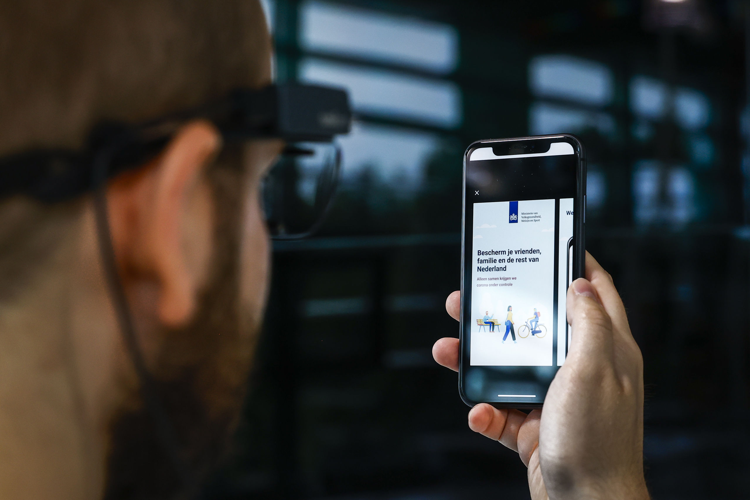 Studenten testen in een lab van de Universiteit Twente een coronawaarschuwingsapp die in opdracht van het kabinet wordt ontwikkeld.
