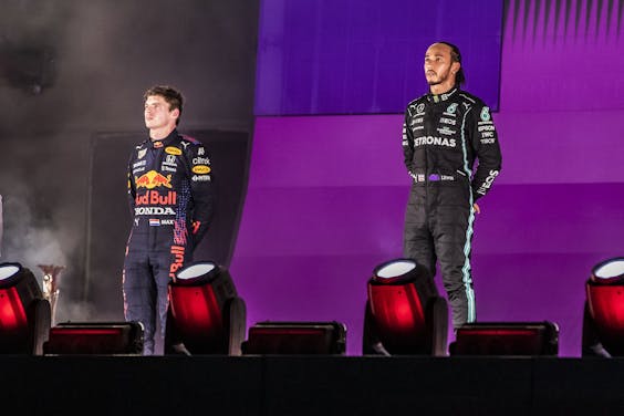 Max Verstappen (links) en Lewis Hamilton (rechts) op het podium na de Grand Prix van Saudi-Arabië. (Foto: ANP / Leo Vogelzang)