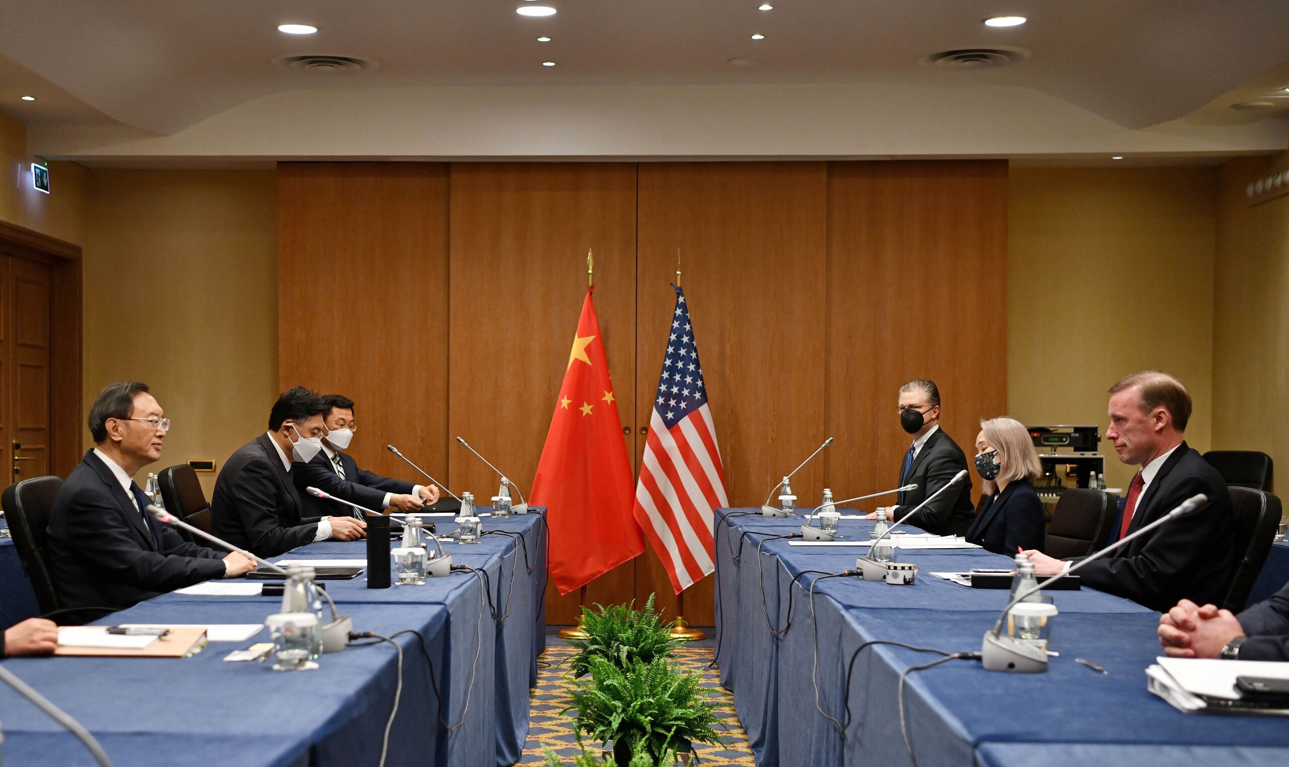 Chinese en Amerikaanse onderhandelaars in Rome met Jiechi (1e links) en Sullivan (1ste rechts) 