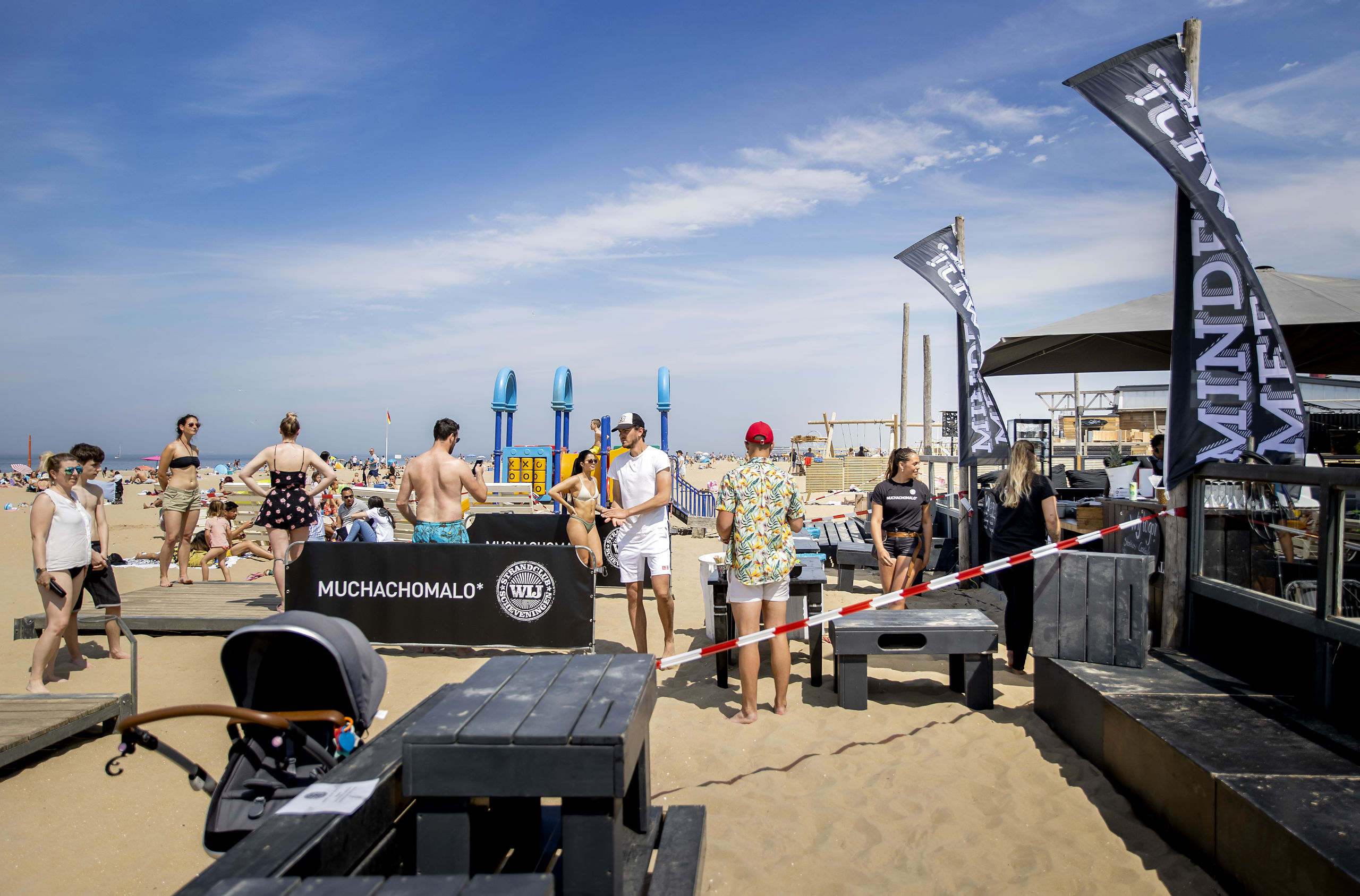 Klanten staan in de rij bij strandtent