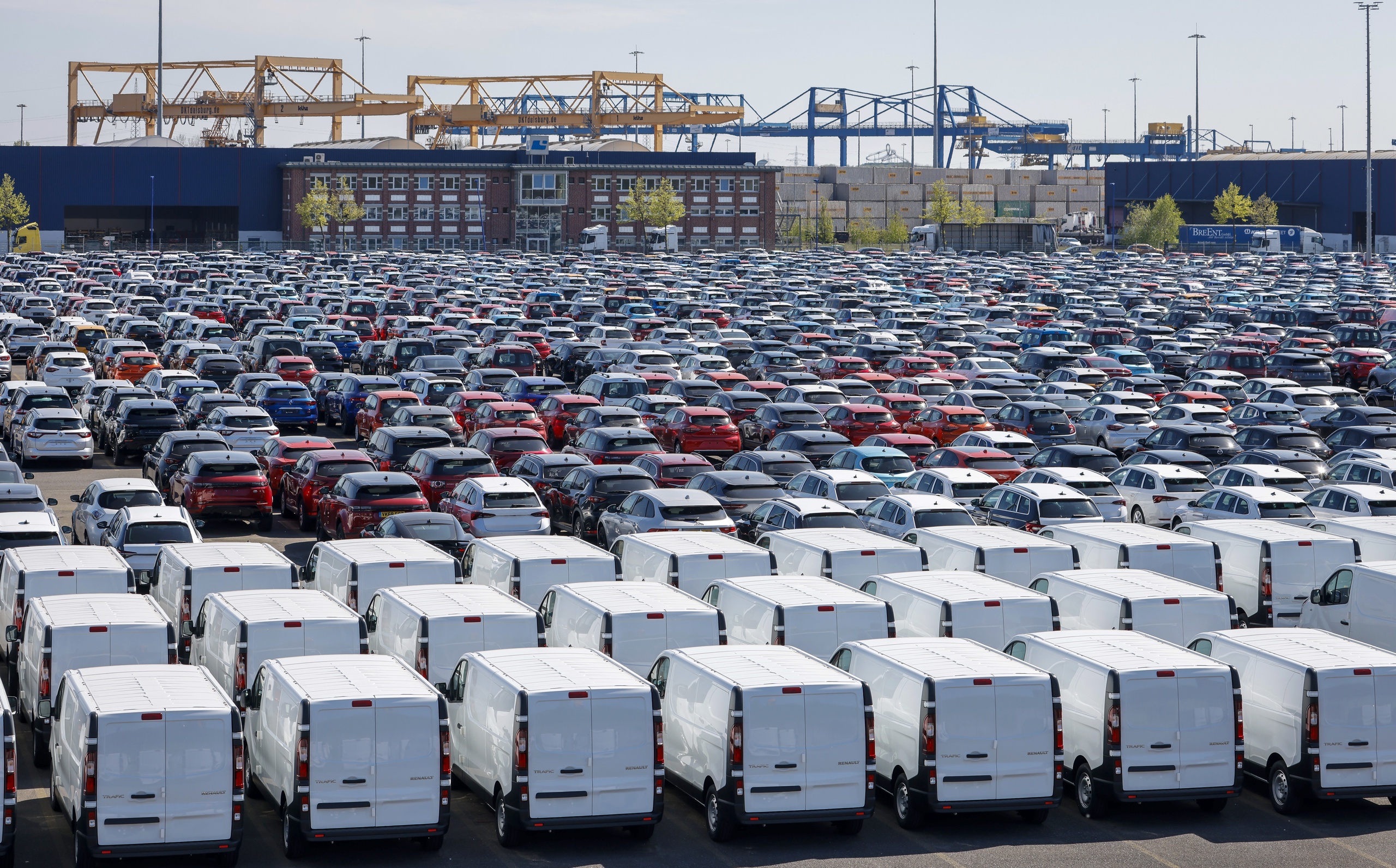 Nieuwe auto's en bussen in de auto-terminal van de haven van Duisburg