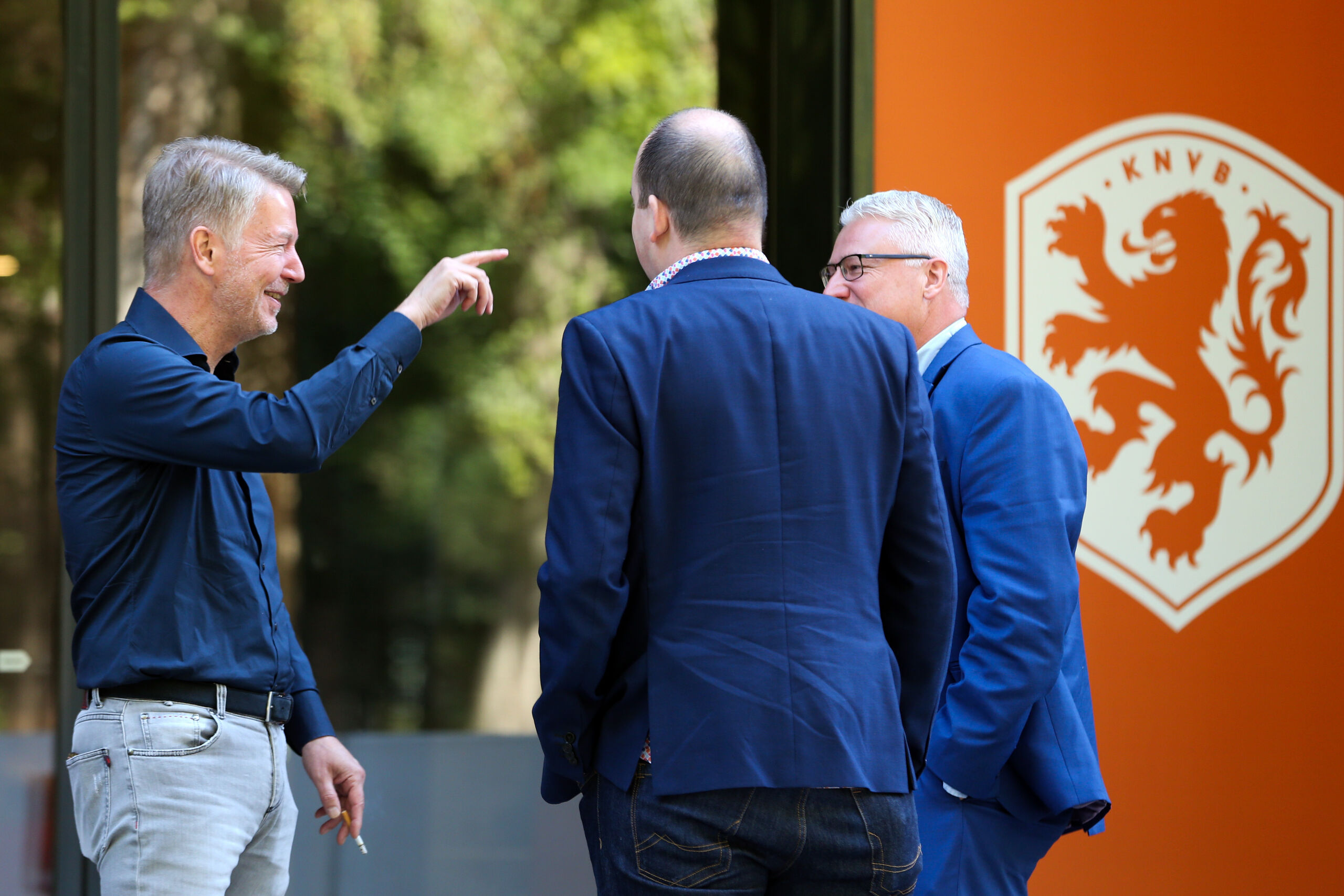 Ronald Lubbers (voetbalbestuurder), Frank Maatje (manager financiele zaken FC Emmen) en Jan Zwiers (algemeen directeur FC Emmen) tijdens een onderbreking van het gesprek met vertegenwoordigers van voetbalbond KNVB